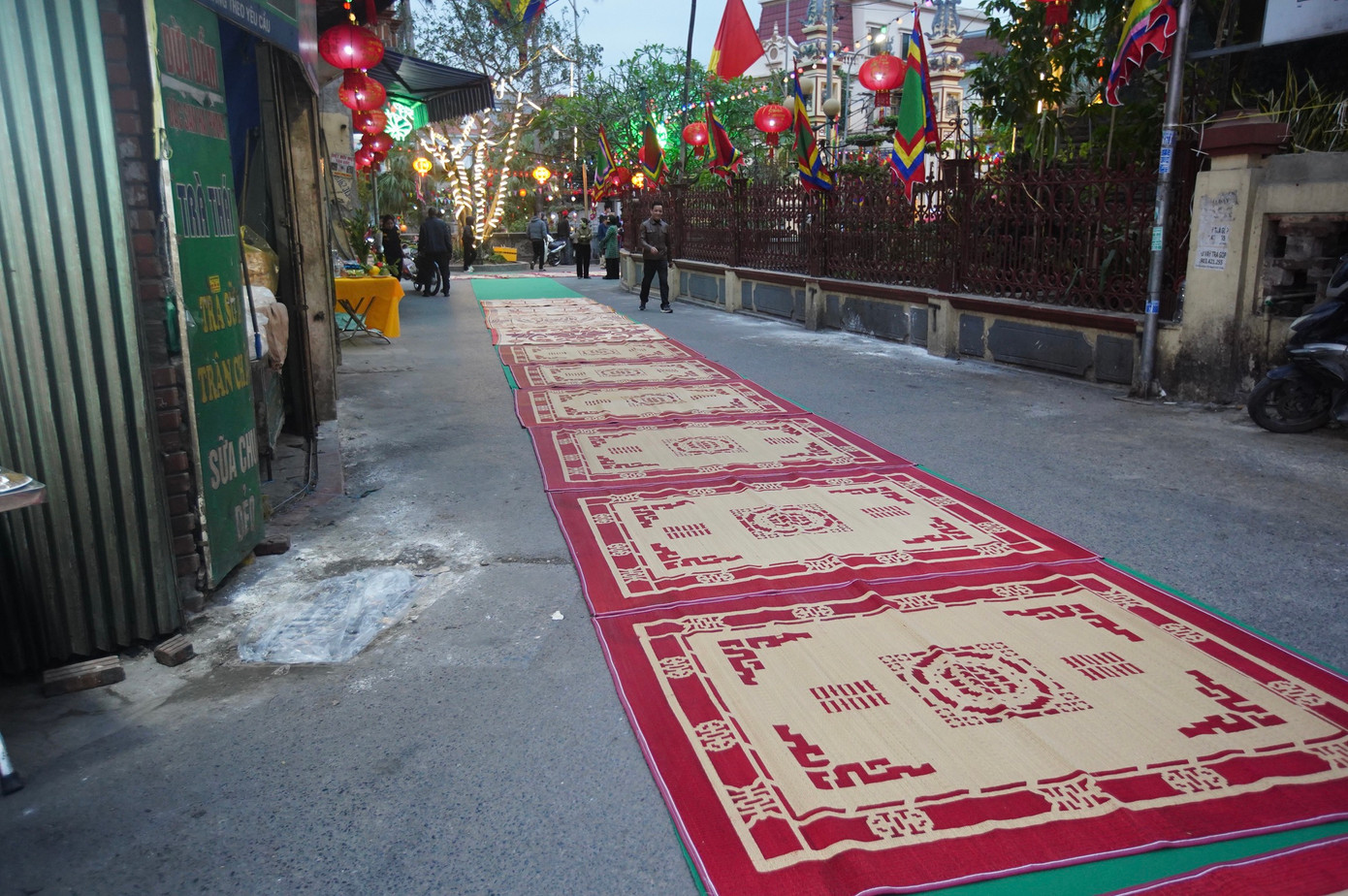 Khoảng 7h, gần 3km thảm và chiếu hoa được trải xong tại lễ hội.