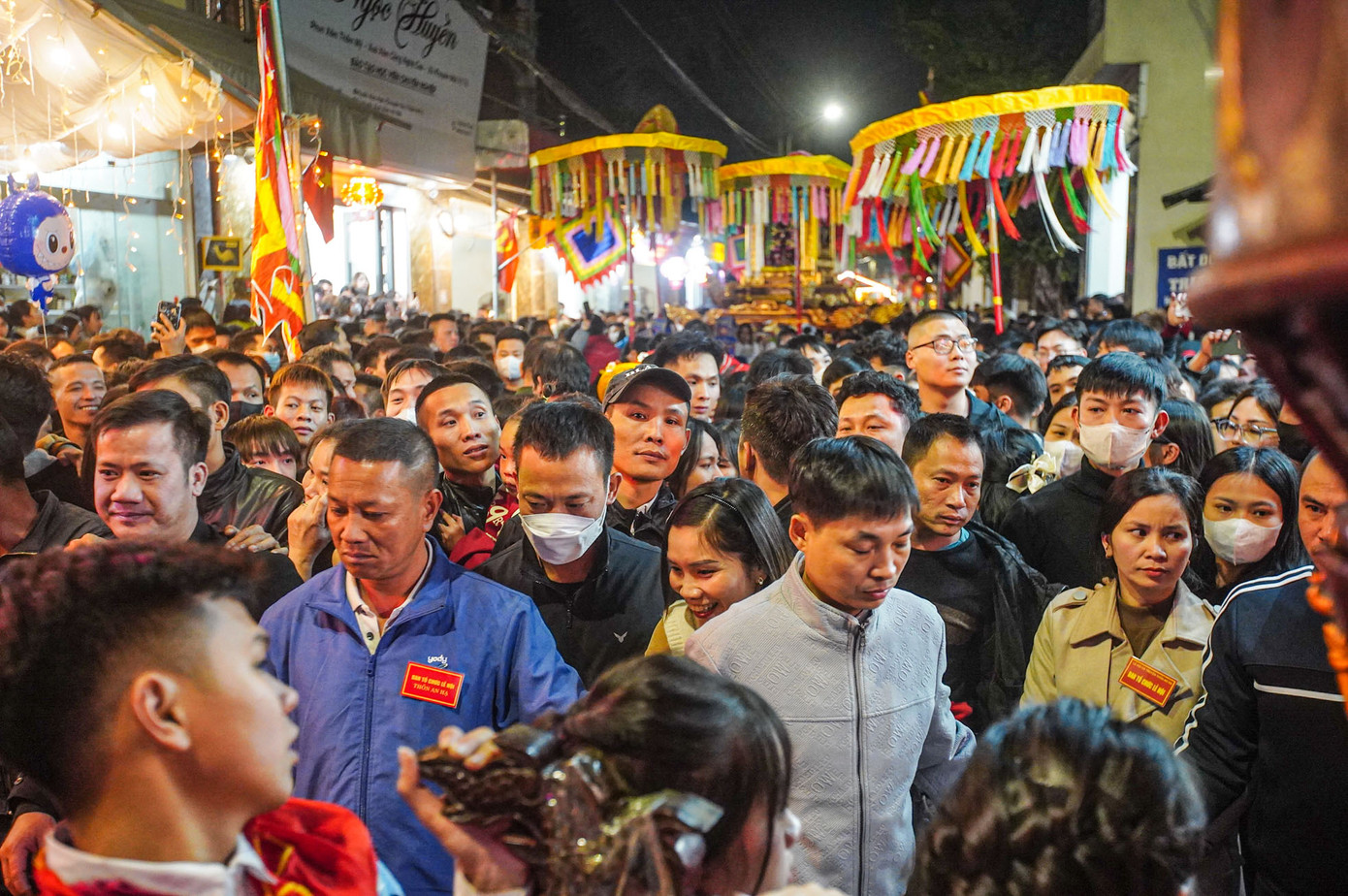 Càng về đêm, lượng người dân và du khách đổ về xem đoàn rước kiệu càng đông, xảy ra chen lấn xô đẩy.