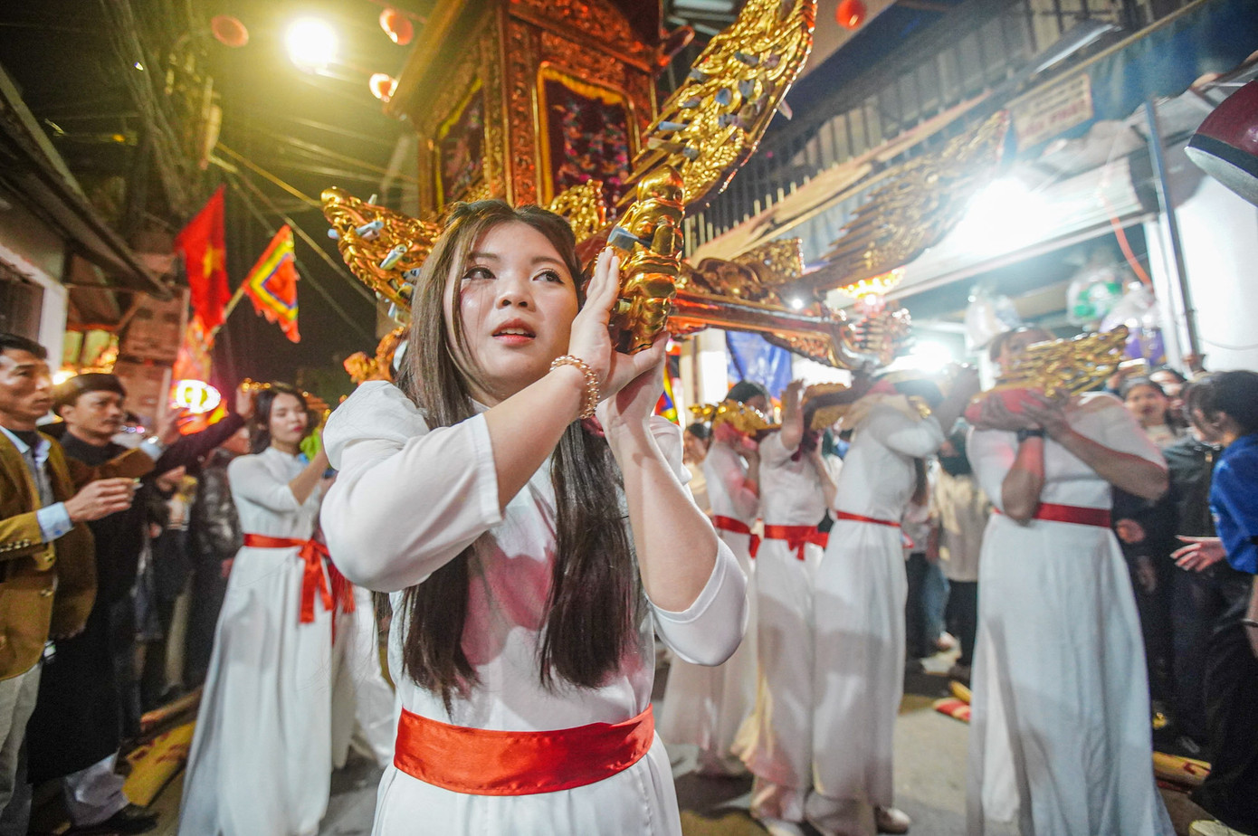 "Do 5 năm mới tổ chức đám rước một lần nên em cảm thấy rất vinh dự khi được tham gia vào đội rước kiệu. Mặc dù hơi mệt nhưng đây là kỉ niệm đáng nhớ của em", một thiếu nữ thôn An Hạ chia sẻ.