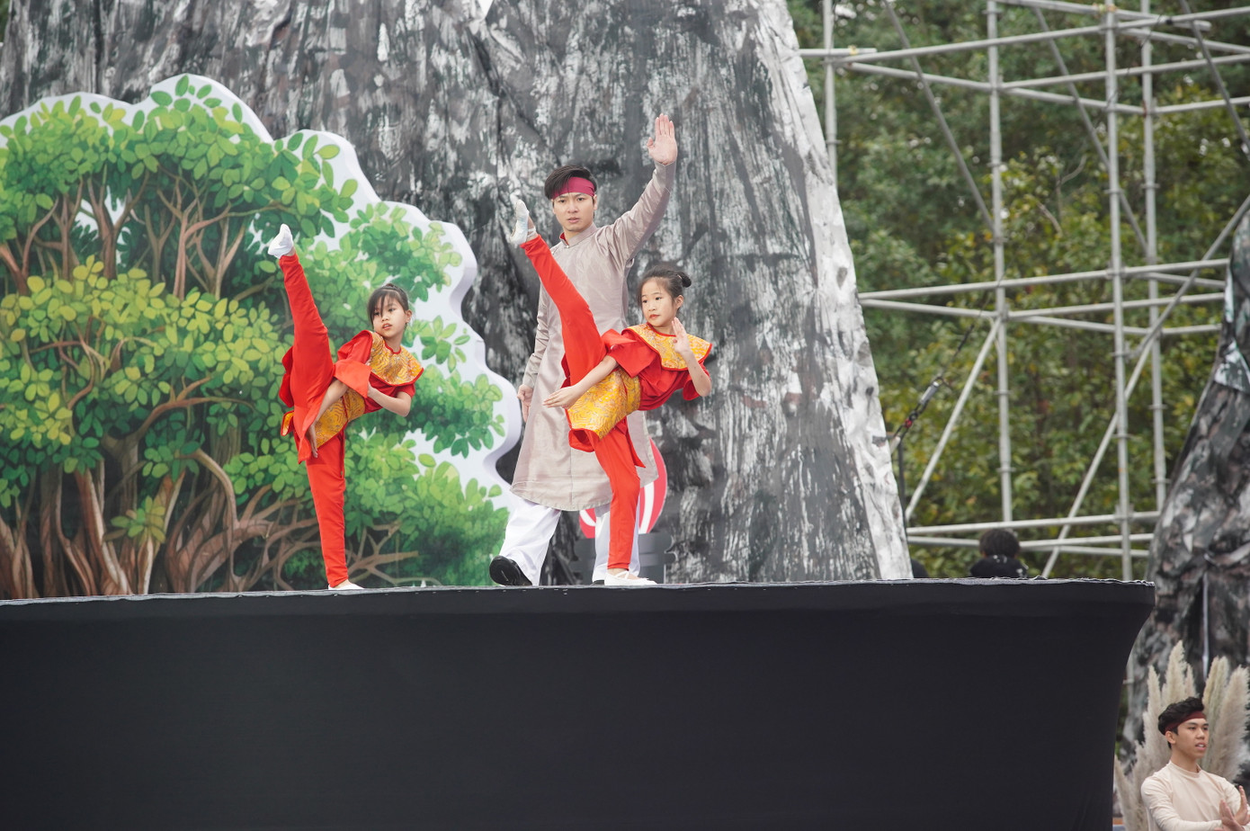 Chương trình tái hiện sinh động câu chuyện lịch sử của Hai Bà, từ tuổi thơ học chữ, luyện võ, đến khi nuôi chí lớn, tạo nên sự kết nối từ những giá trị truyền thống đến tinh thần quật cường của dân tộc...