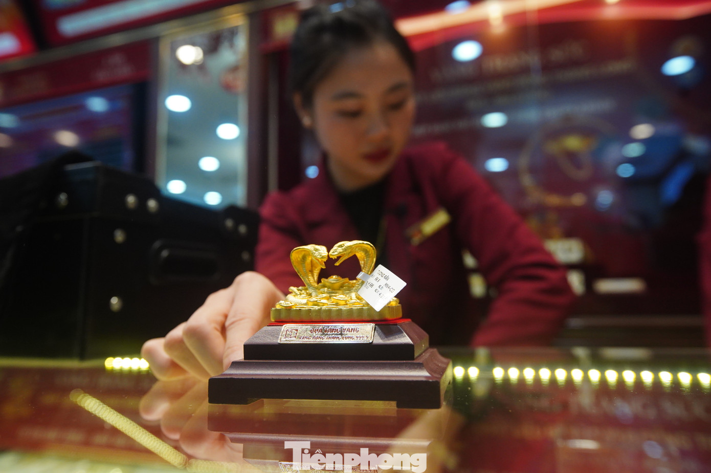 Các sản phẩm vàng mang hình rắn, linh vật năm nay hút khách mua.