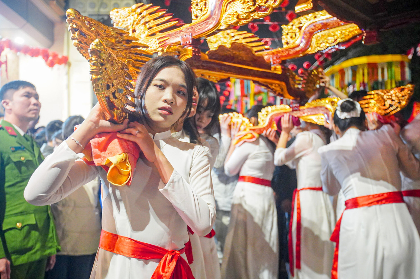 "Do 5 năm mới tổ chức đám rước một lần nên em cảm thấy rất vinh dự khi được tham gia vào đội rước kiệu. Mặc dù hơi mệt nhưng đây là kỉ niệm đáng nhớ của em", một thiếu nữ thôn An Hạ chia sẻ.