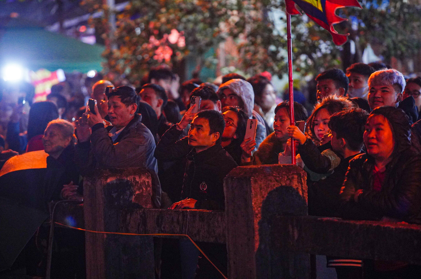 Nhân dân và du khách thập phương theo dõi không rời mắt nghi thức đốt cây đình liệu.