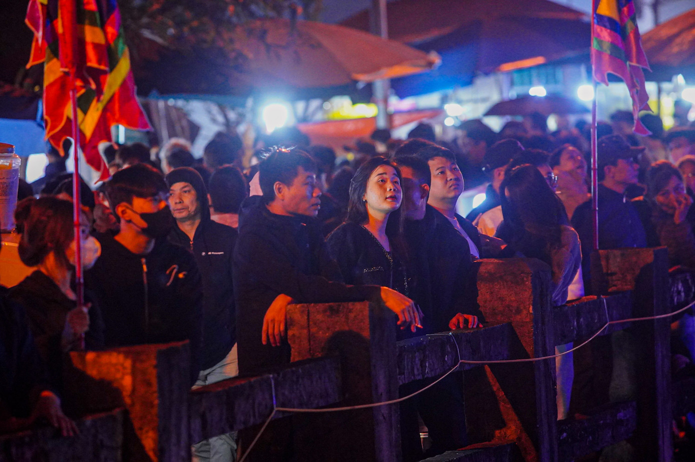 Nhân dân và du khách thập phương theo dõi không rời mắt nghi thức đốt cây đình liệu.