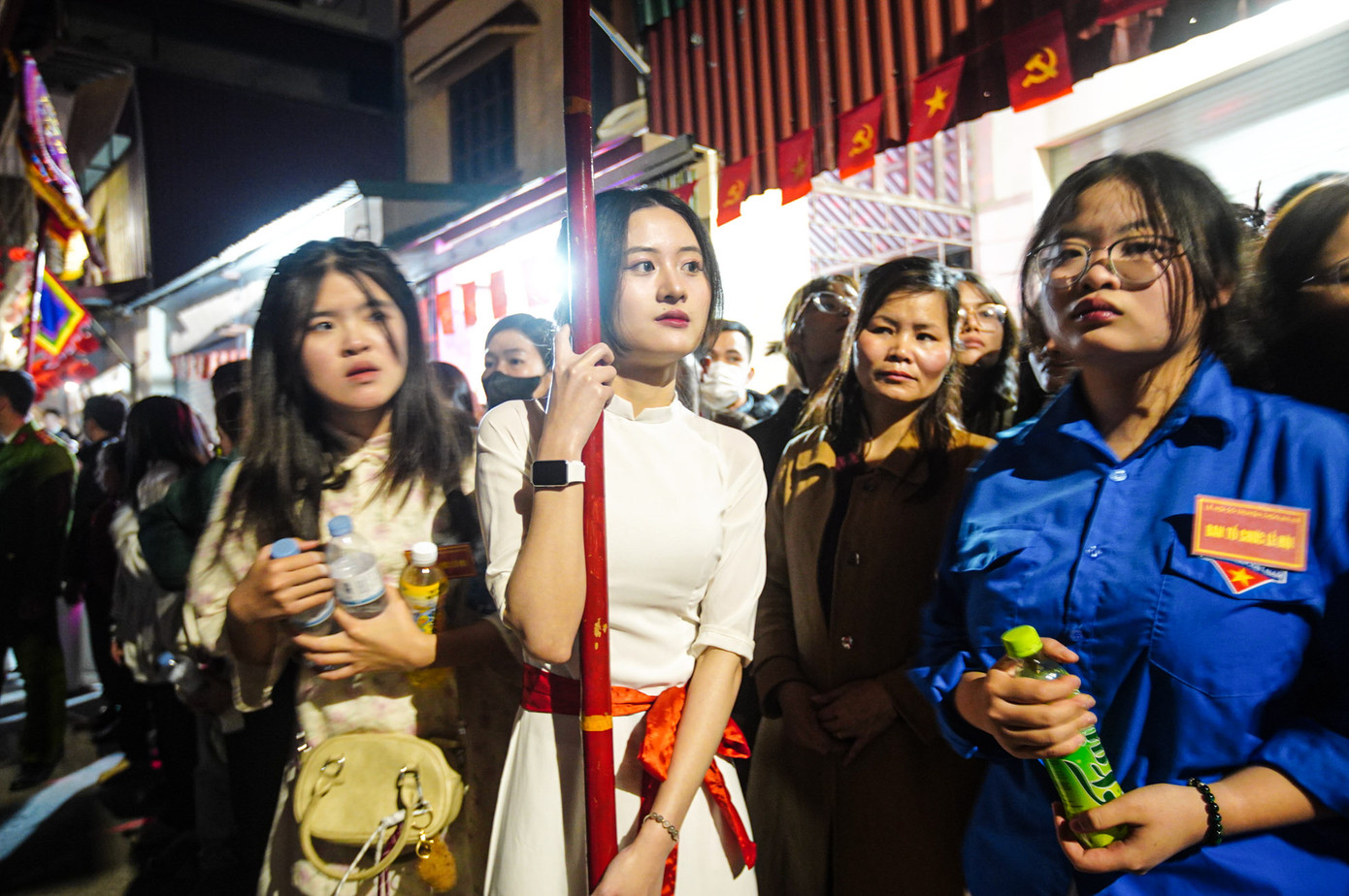 "Do 5 năm mới tổ chức đám rước một lần nên em cảm thấy rất vinh dự khi được tham gia vào đội rước kiệu. Mặc dù hơi mệt nhưng đây là kỉ niệm đáng nhớ của em", một thiếu nữ thôn An Hạ chia sẻ.