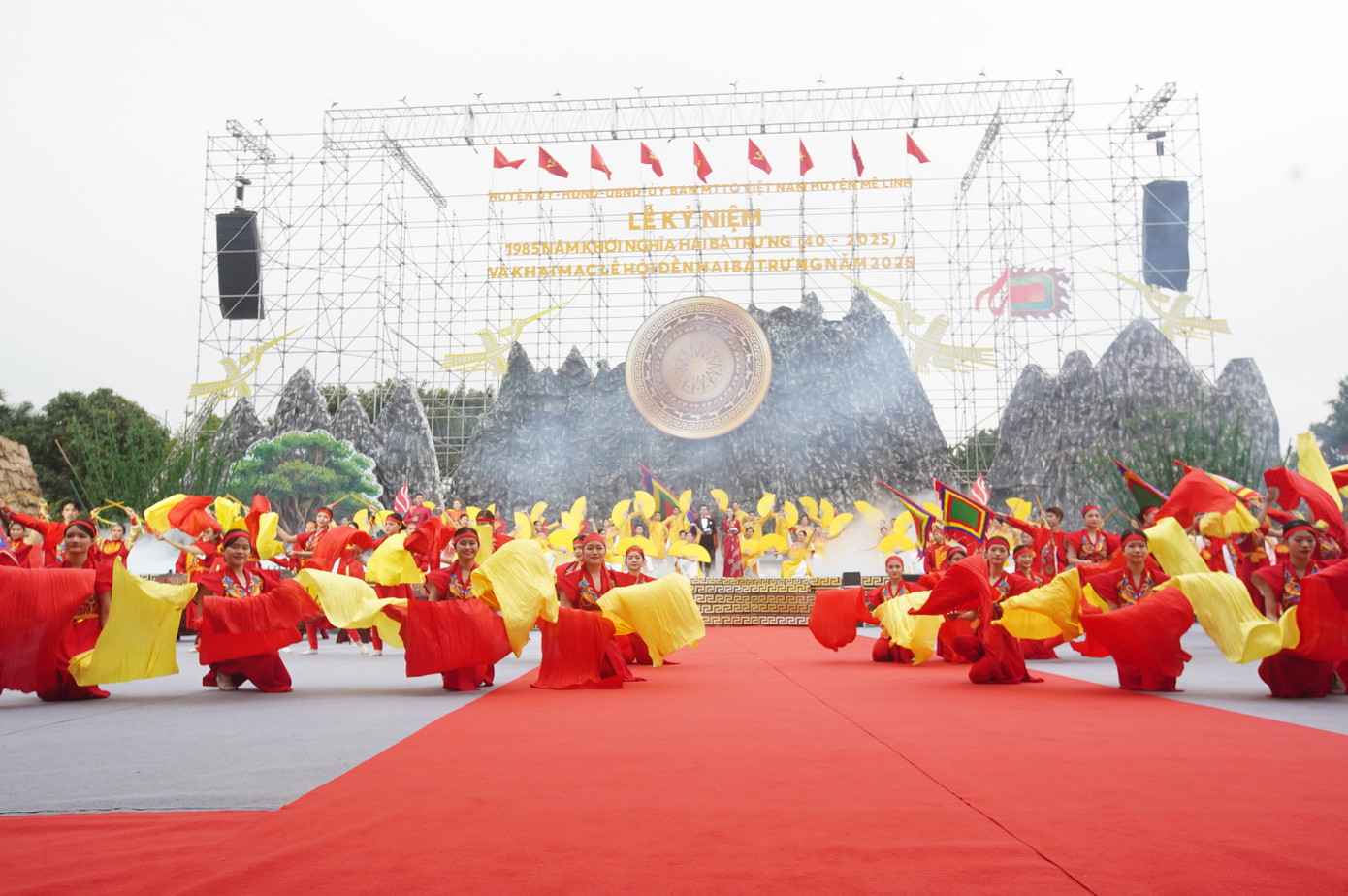 Lễ hội được tổ chức theo nghi thức Nhà nước và truyền thống địa phương gồm phần lễ và phần hội. Phần lễ gồm tổ chức kỷ niệm 1.985 năm khởi nghĩa Hai Bà Trưng, dâng hương, mít tinh kỷ niệm ngày Hai Bà Trưng tế cờ khởi nghĩa và tế lễ theo nghi thức truyền thống cổ truyền.