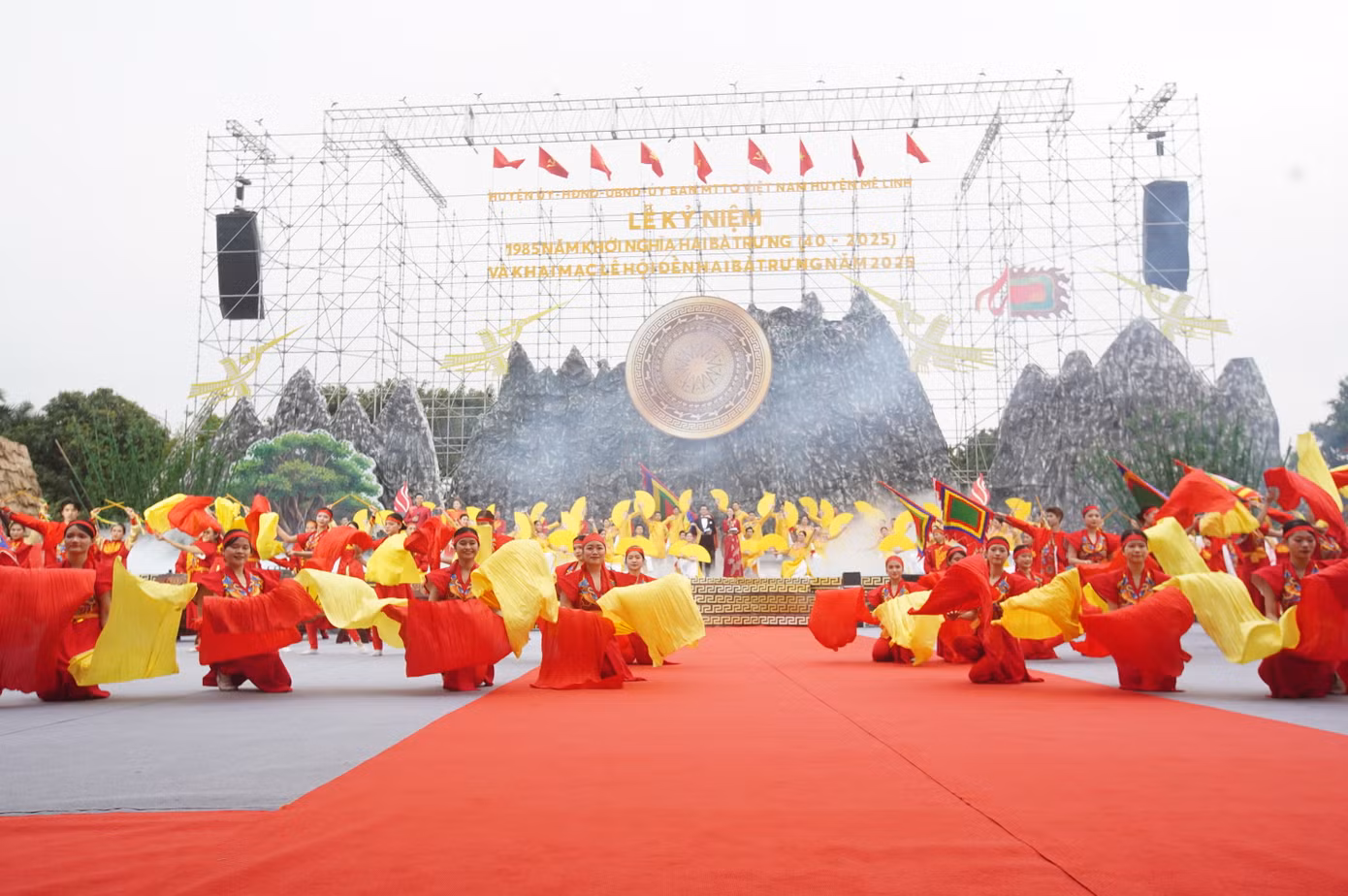 Lễ hội được tổ chức theo nghi thức Nhà nước và truyền thống địa phương gồm phần lễ và phần hội. Phần lễ gồm tổ chức kỷ niệm 1.985 năm khởi nghĩa Hai Bà Trưng, dâng hương, mít tinh kỷ niệm ngày Hai Bà Trưng tế cờ khởi nghĩa và tế lễ theo nghi thức truyền thống cổ truyền.