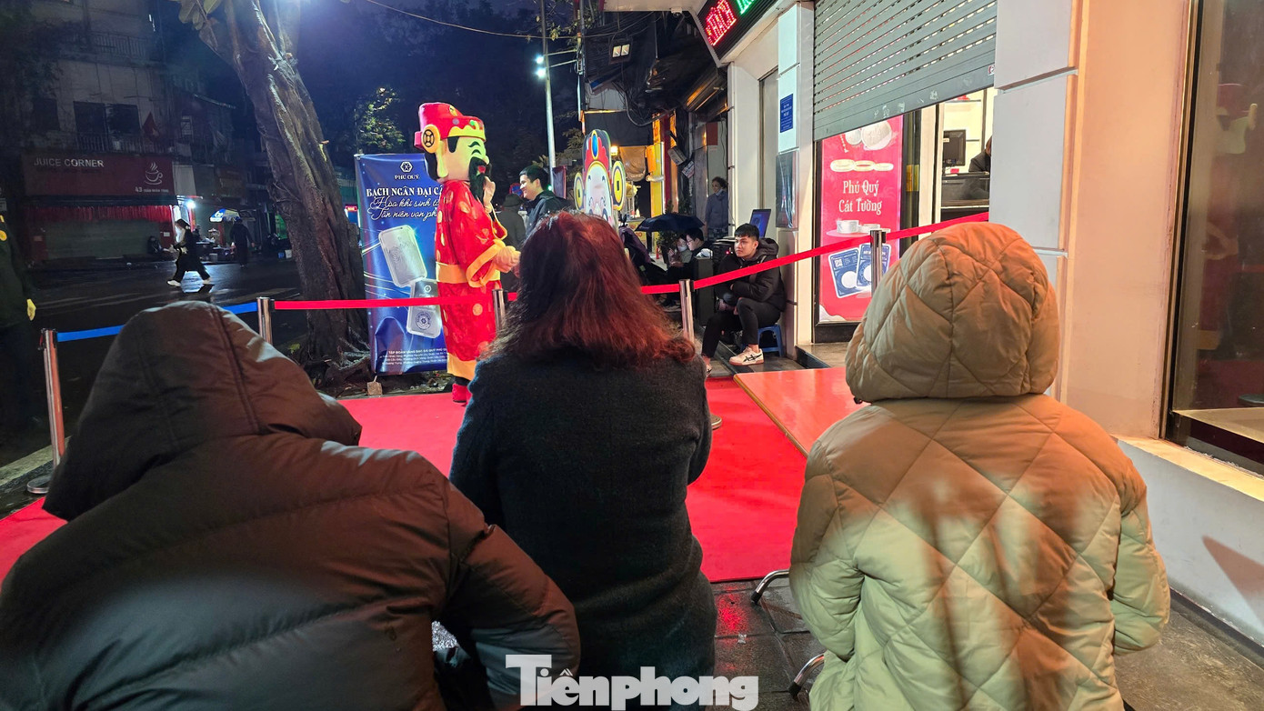 Trái ngược, một cửa hàng khác trên phố Trần Nhân Tông lác đác vài khách đến từ sớm.