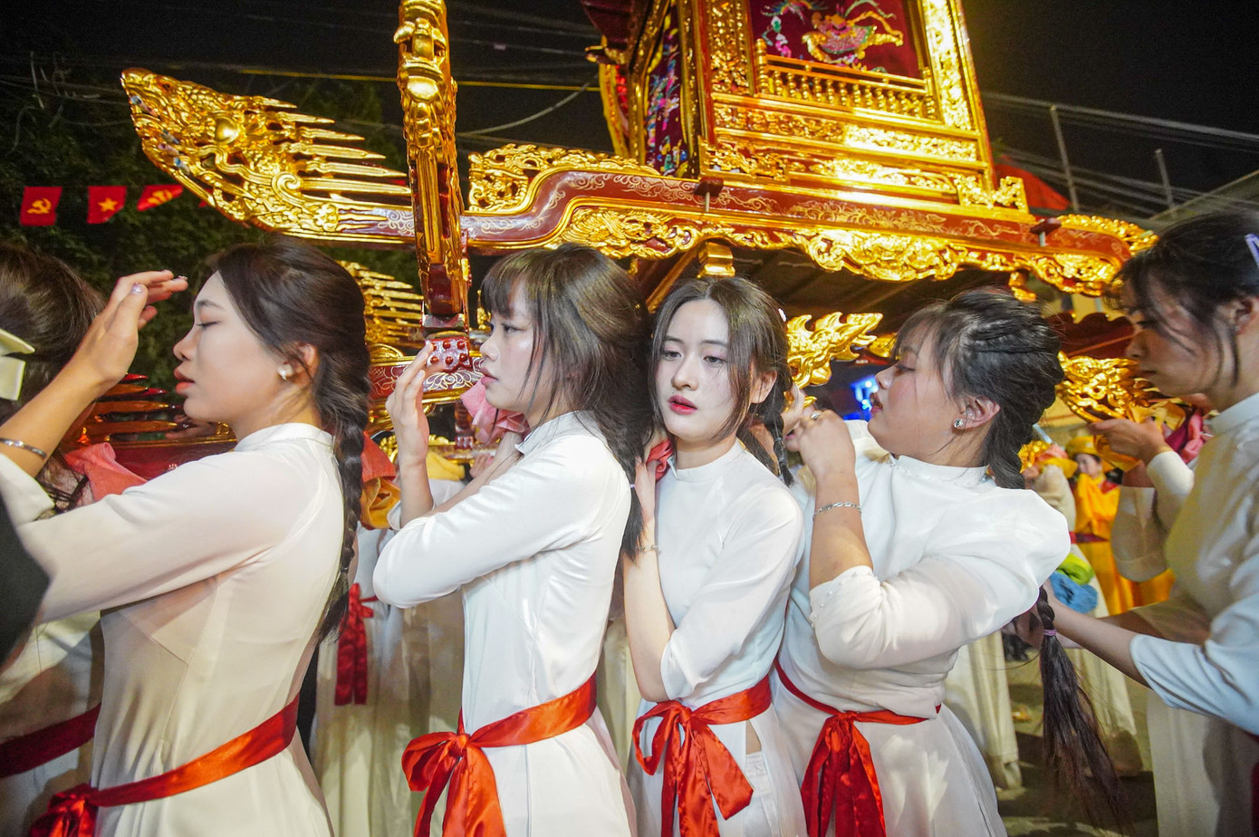 Kiệu Thánh phải cần đến 16-20 người khiêng cùng 1 lúc.