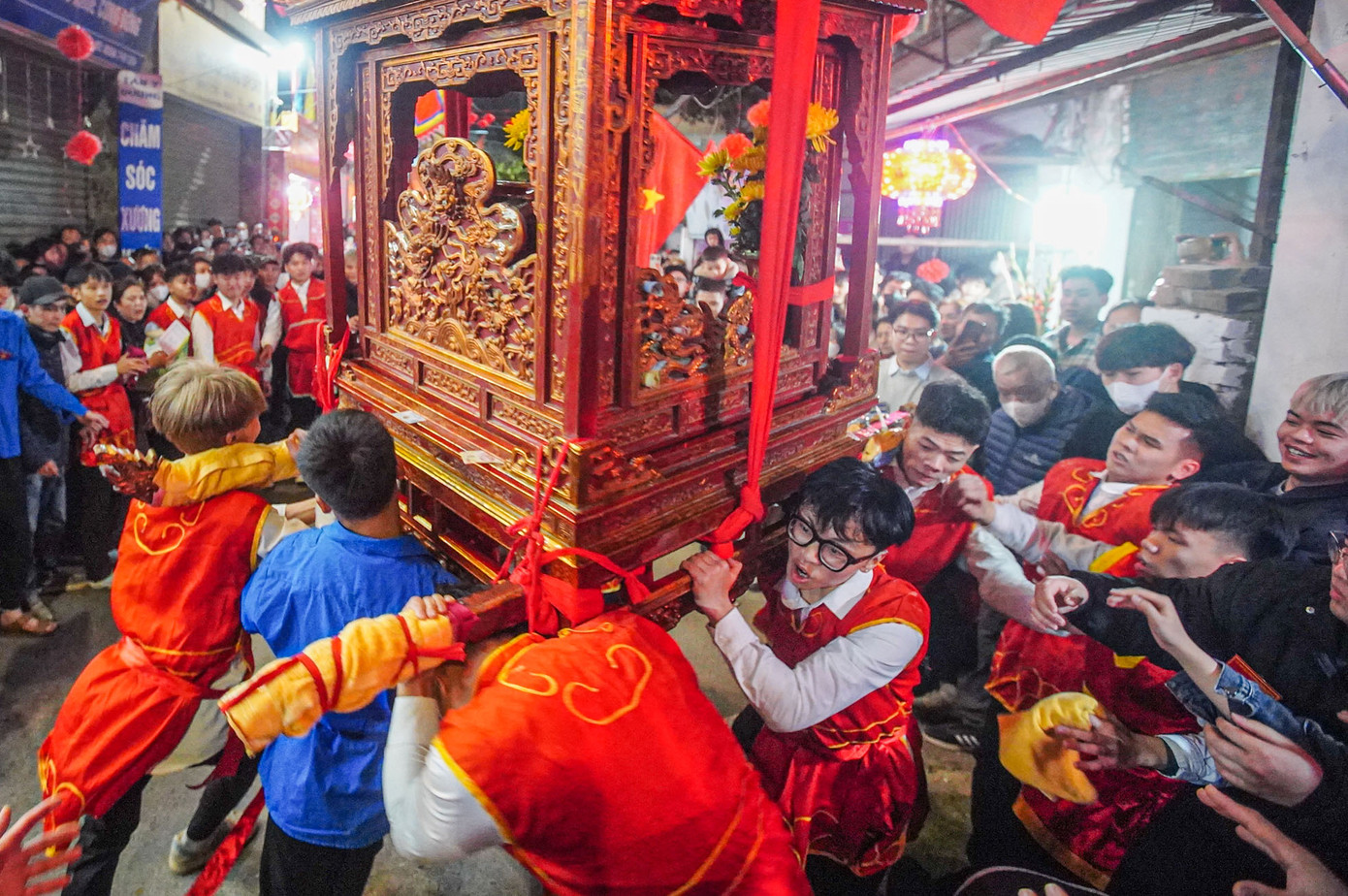 Nam thanh niên làng "khốn khổ" để giữ cân bằng cho kiệu.