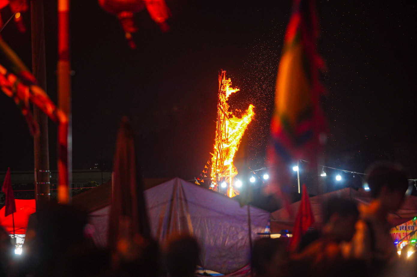 Cây đình liệu được dân làng dựng và làm thủ công từ hàng chục cây tre kết hợp với lửa và củi.