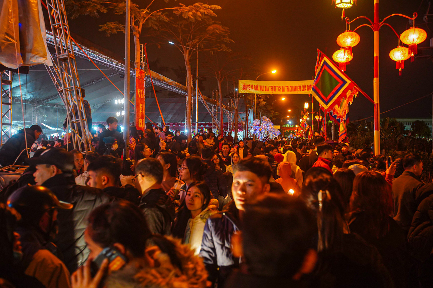 Đại lễ khánh hội ngôi đại đình làng Vĩnh Kỳ (xã Tân Hội, Đan Phượng, Hà Nội) được tổ chức từ ngày 15-20 tháng Giêng Âm lịch với nhiều hoạt động như rước lễ, cắt băng khánh thành, trò chơi dân gian, văn nghệ... đặc biệt là nghi thức đốt bốn cây đình liệu khổng lồ.