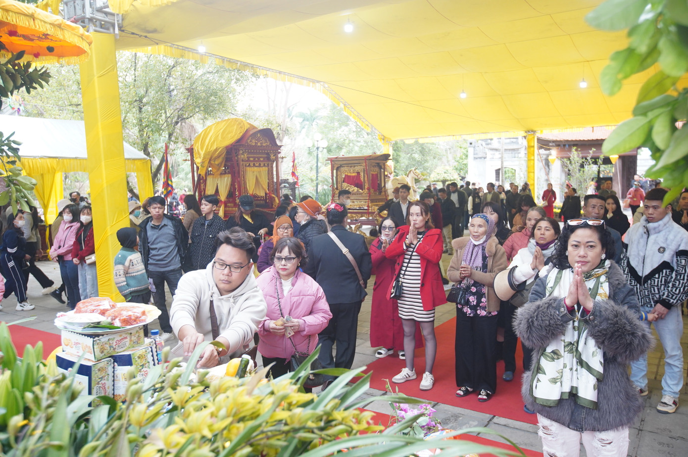 Người dân và du khách đến dâng hương, chiêm bái tại đền Hai Bà Trưng.