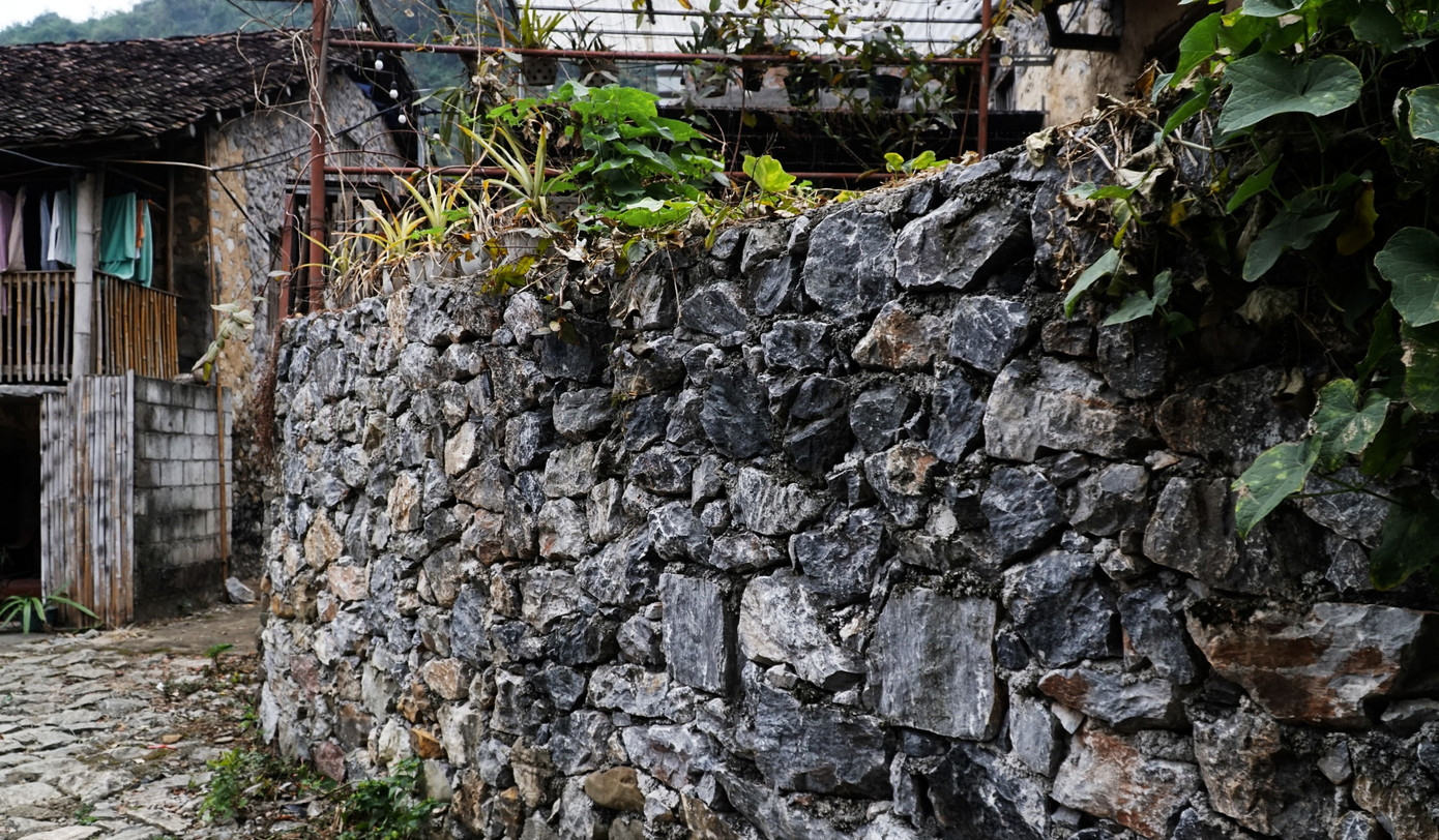 Quanh làng đều là những hàng rào bằng đá kiên cố với bề dày 3-40cm.