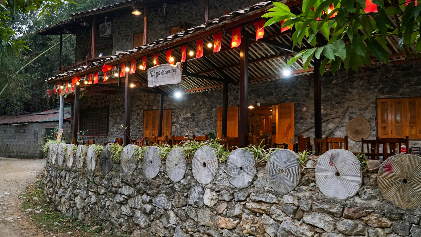 Từ năm 2016, các hộ dân trong làng Khuổi Ky bắt đầu thay đổi, áp dụng dịch vụ lưu trú du lịch homestay để phát triển du lịch cộng đồng, thu hút nhiều khách trong nước và quốc tế, đồng thời tạo sinh kế và thu nhập cho các hộ dân tộc. Dự án làng du lịch dân tộc Tày Khuổi Ky đã trở thành điểm nhấn về phát triển du lịch cộng đồng của tỉnh Cao Bằng.