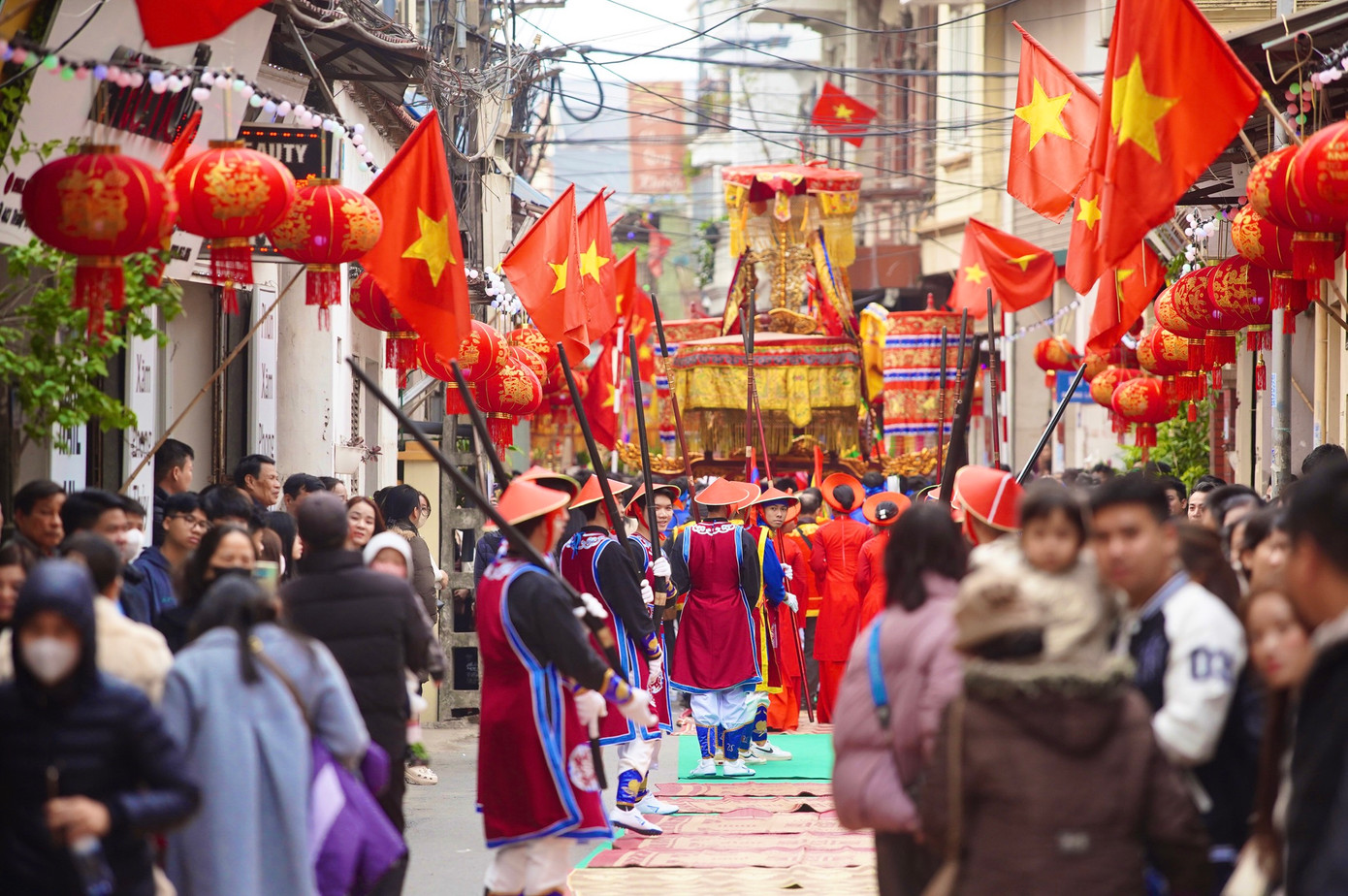 Lễ hội La Phù kéo dài đến hết ngày 13 tháng Giêng Âm lịch với màn rước Lễ lợn độc đáo.