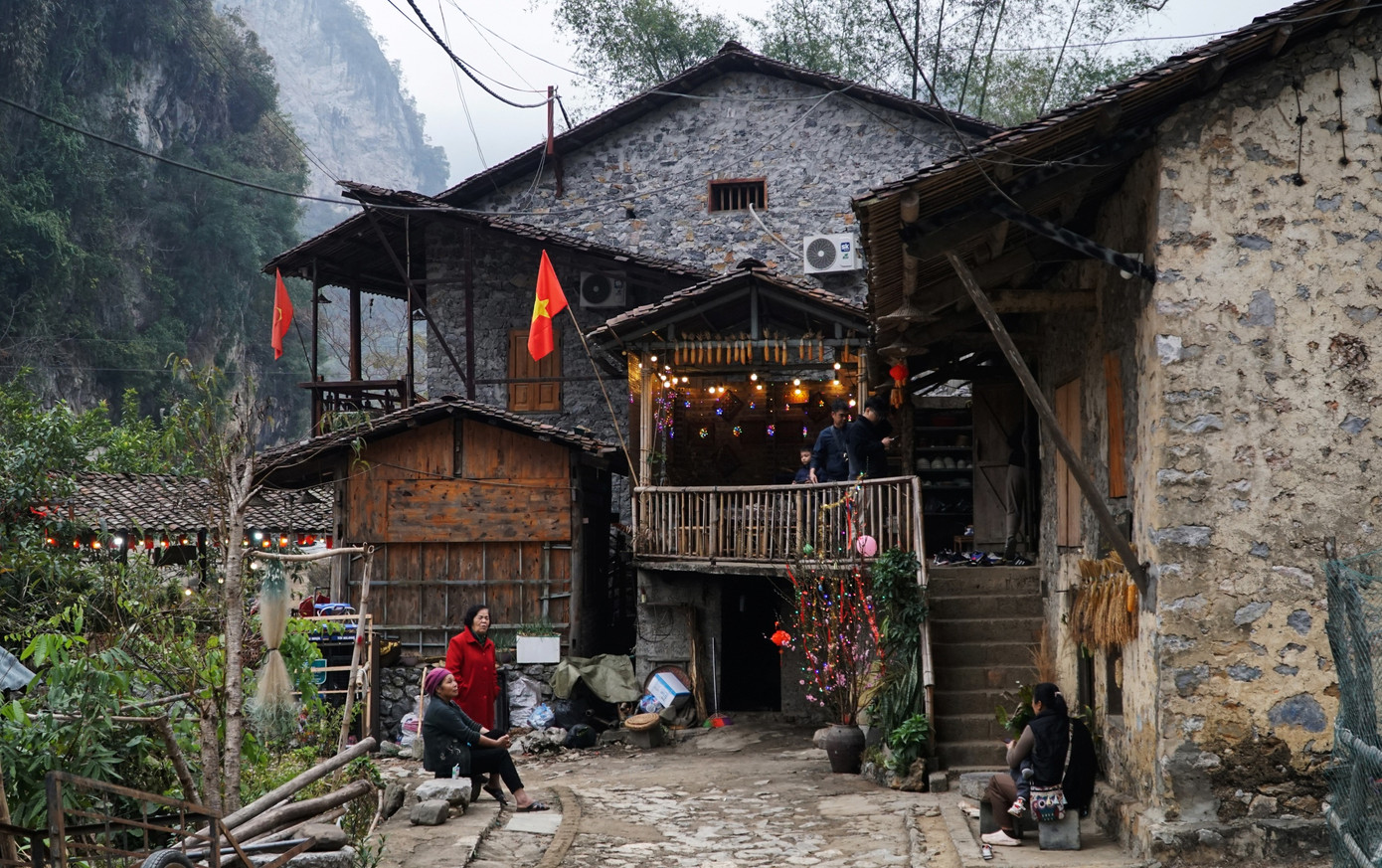 Từ năm 2016, các hộ dân trong làng Khuổi Ky bắt đầu thay đổi, áp dụng dịch vụ lưu trú du lịch homestay để phát triển du lịch cộng đồng, thu hút nhiều khách trong nước và quốc tế, đồng thời tạo sinh kế và thu nhập cho các hộ dân tộc. Dự án làng du lịch dân tộc Tày Khuổi Ky đã trở thành điểm nhấn về phát triển du lịch cộng đồng của tỉnh Cao Bằng.