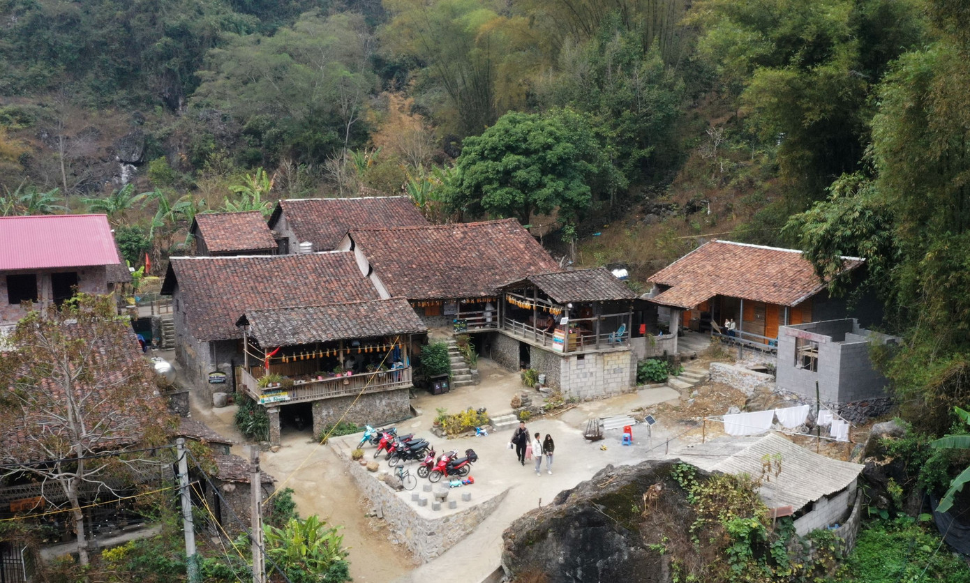 Khách du lịch tới làng Khuổi Ky càng ngày càng đông, đặc biệt là dịp cuối năm và đầu năm. Đến đây, du khách được thỏa sức ngắm cảnh núi non hùng vĩ, hòa mình vào không khí trong lành, mát mẻ và ngắm nhìn sự bình yên của ngôi làng cổ.