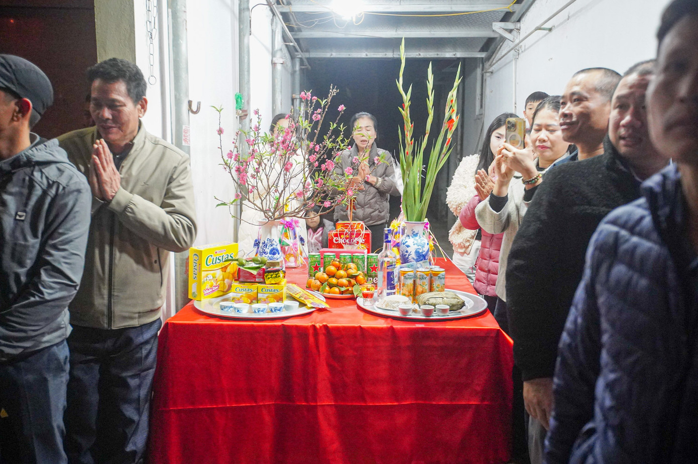 Trong khi lễ rước diễn ra, người dân hai bên đường đã lập các ban thờ để lễ thánh phía ngoài cửa nhà mình để dâng lễ.