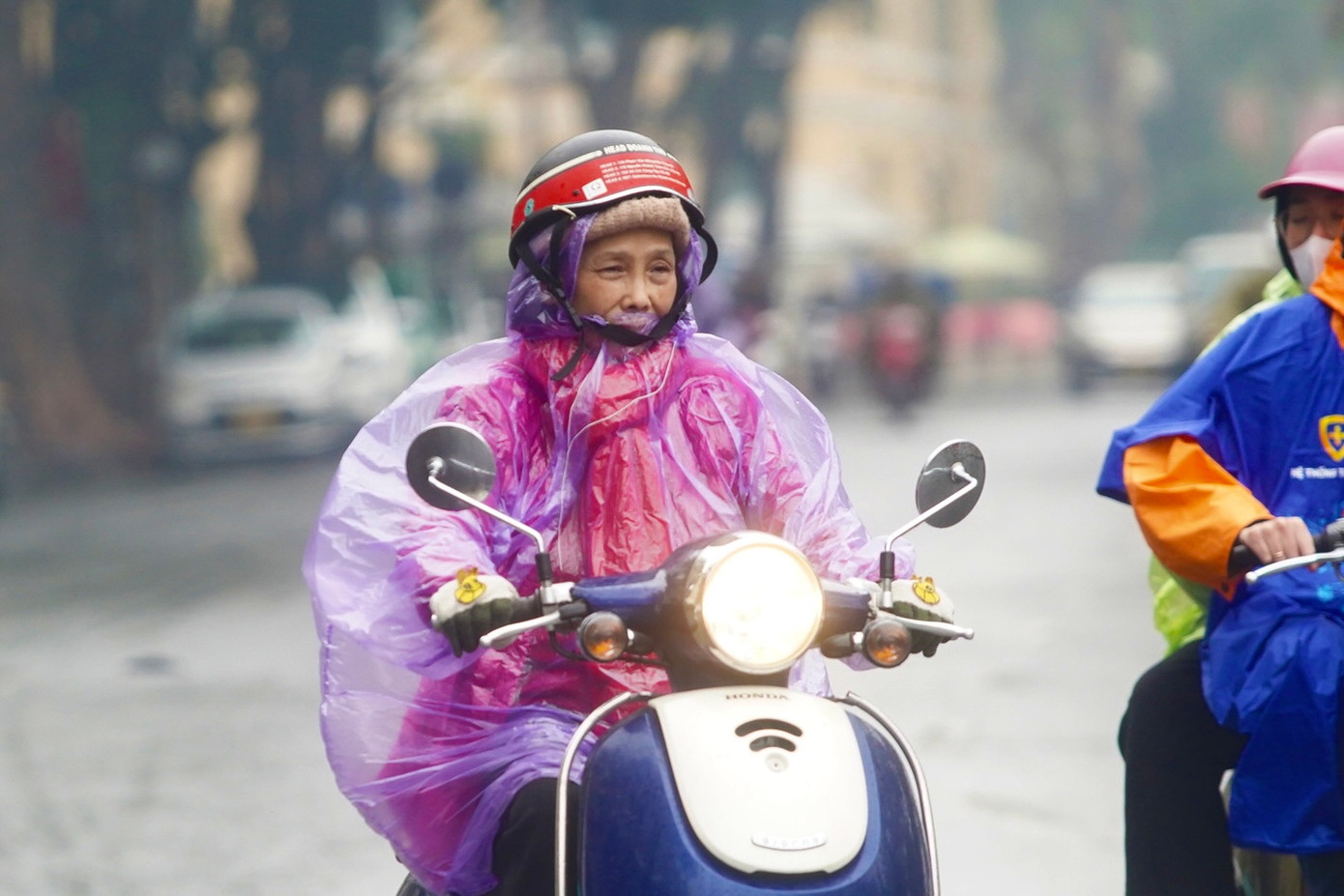 Ghi nhận của PV, mưa phùn, gió bấc tràn về bao trùm Hà Nội vào sáng sớm nay (6/2). Trời chuyển rét đậm, mưa nhỏ liên tục khiến người dân ra đường cảm giác rõ sự giá buốt.