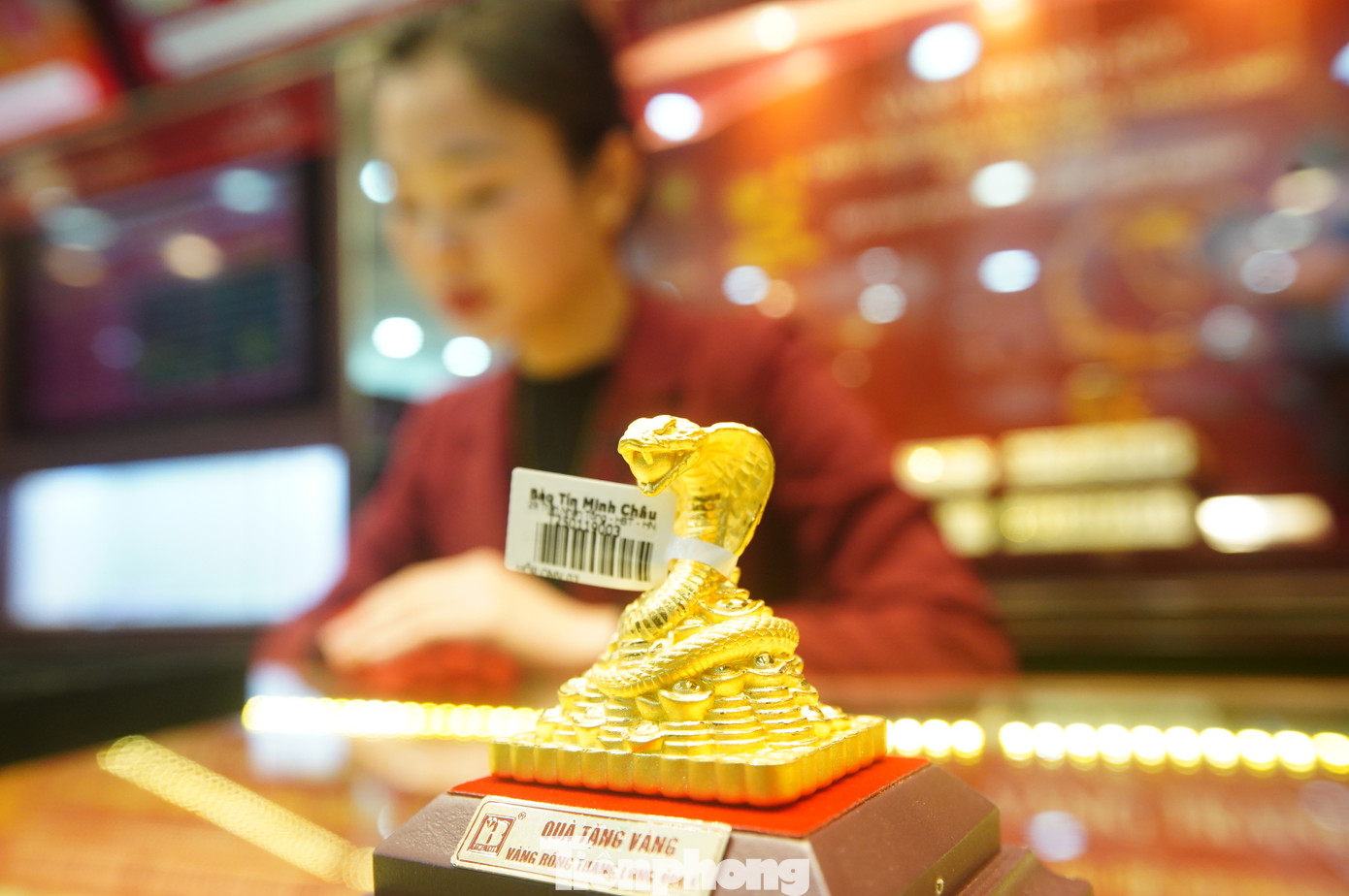 Các sản phẩm vàng mang hình rắn, linh vật năm nay hút khách mua.