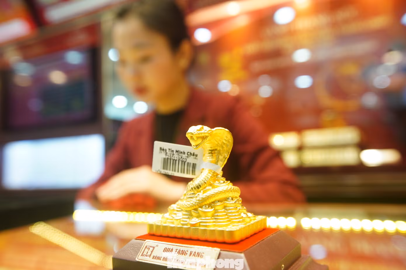 Các sản phẩm vàng mang hình rắn, linh vật năm nay hút khách mua.