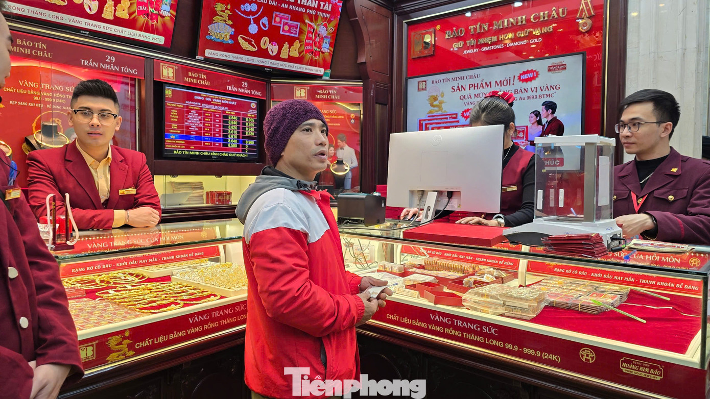 Anh Phạm Minh Quyết ở Hoàng Mai xuất phát từ nhà lên đường đi mua vàng từ rất sớm, hơn 3 giờ sáng anh đã có mặt tại cửa hàng vàng trên phố Trần Nhân Tông.