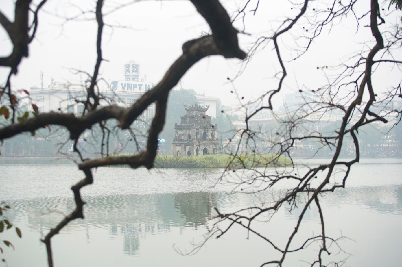 Do ảnh hưởng của không khí lạnh lệch đông nên sáng nay (6/2), khu vực Đông Bắc Bộ có thể có mưa nhỏ rải rác. Từ đêm nay đến sáng 8/2, không khí lạnh tăng cường kết hợp dòng xiết gió Tây tiếp tục gây mưa rải rác cho miền Bắc. Hà Nội hôm nay nhiều mây, sáng và đêm có mưa, mưa nhỏ rải rác. Gió nhẹ. Trời rét. Nhiệt độ thấp nhất 14-16 độ.