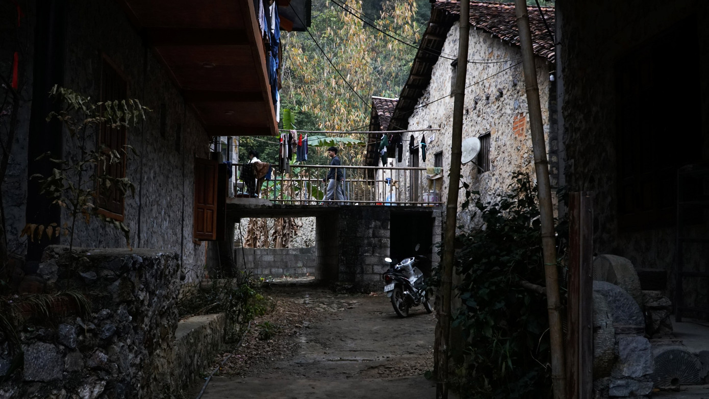 Khung cảnh bình yên, trầm mặc tại làng đá cổ hàng trăm tuổi.