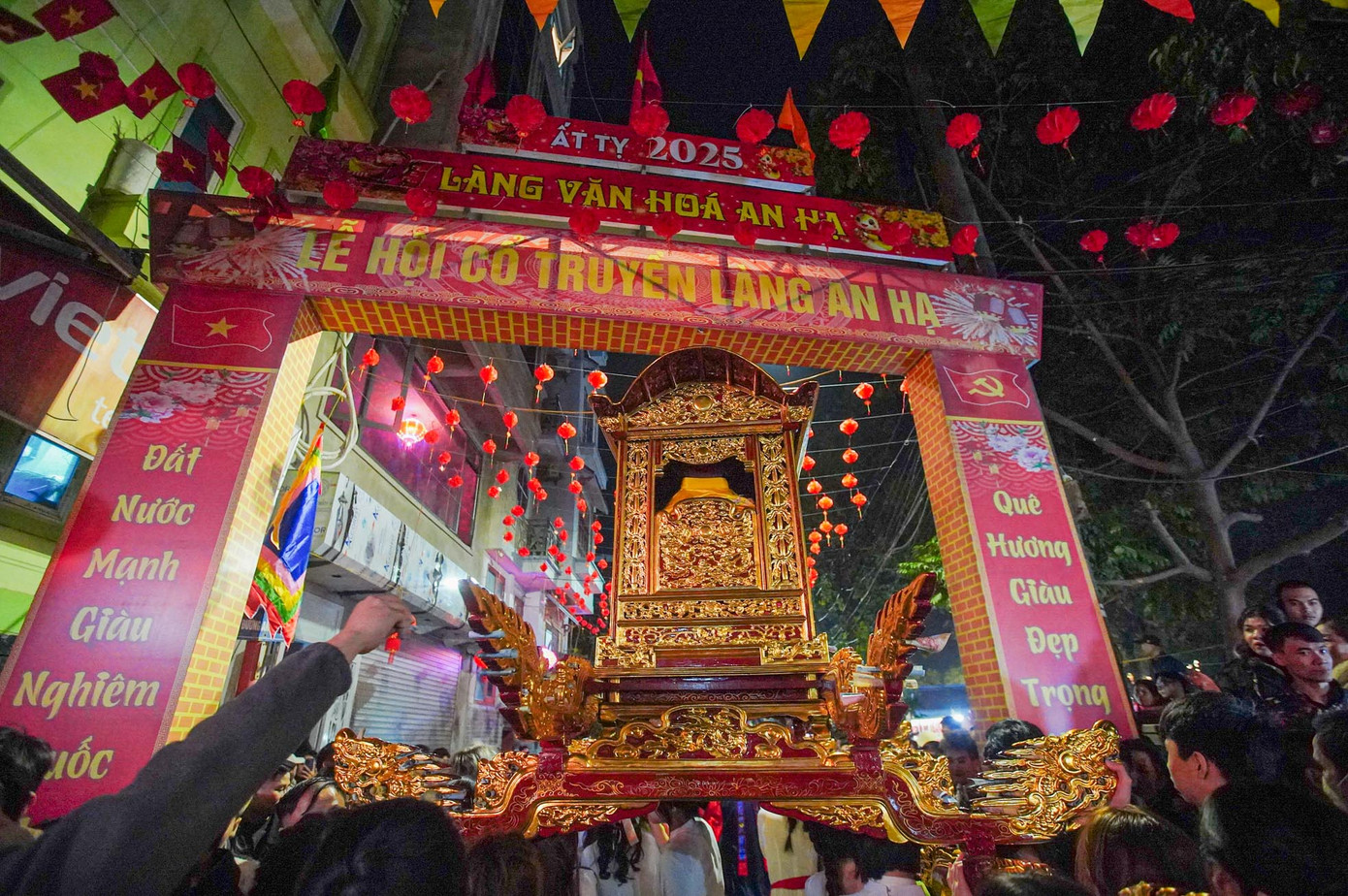 Thành hoàng thôn An Hạ nay là bà Đỗ Thị Bảo, con gái Thái công Đại vương Đỗ Thiện. Sau khi chiến thắng giặc ngoại xâm, bà được vua phong tước “Huyền Vũ phong tư đệ lục vị công chúa”, nay còn có bài vị tại đình. Đình và quán làng An Hạ từ nhiều đời nay, đều tôn nghiêm thờ phụng bà.