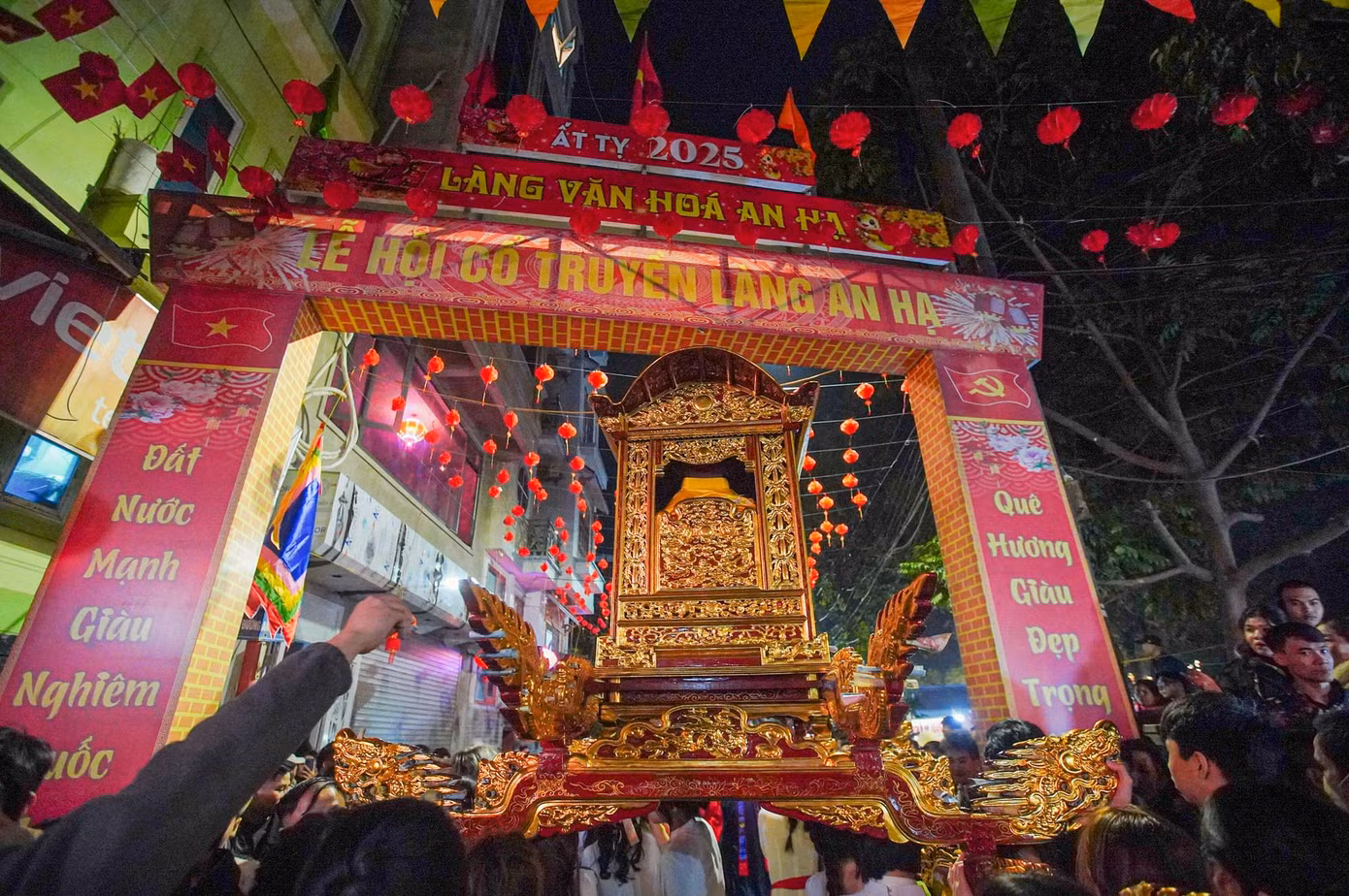 Thành hoàng thôn An Hạ nay là bà Đỗ Thị Bảo, con gái Thái công Đại vương Đỗ Thiện. Sau khi chiến thắng giặc ngoại xâm, bà được vua phong tước “Huyền Vũ phong tư đệ lục vị công chúa”, nay còn có bài vị tại đình. Đình và quán làng An Hạ từ nhiều đời nay, đều tôn nghiêm thờ phụng bà.