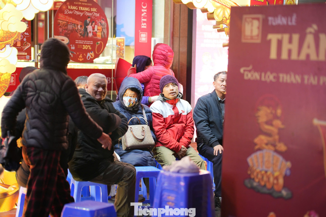 Từ 3h sáng, tại một tiệm vàng trên phố Trần Nhân Tông (quận Hai Bà Trưng, Hà Nội) đã có nhiều người đến xếp hàng để mua vàng ngày vía Thần tài bất chấp mưa rét.