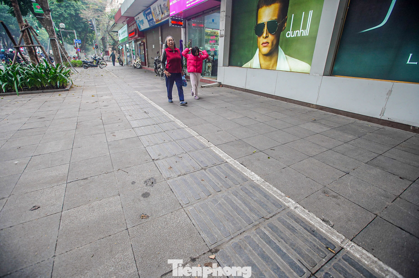 Vỉa hè phố Hai Bà Trưng rộng hơn 5m. Người dân ở đây cho biết, việc cho thuê vỉa hè để kinh doanh ở khu vực này là hợp lý.