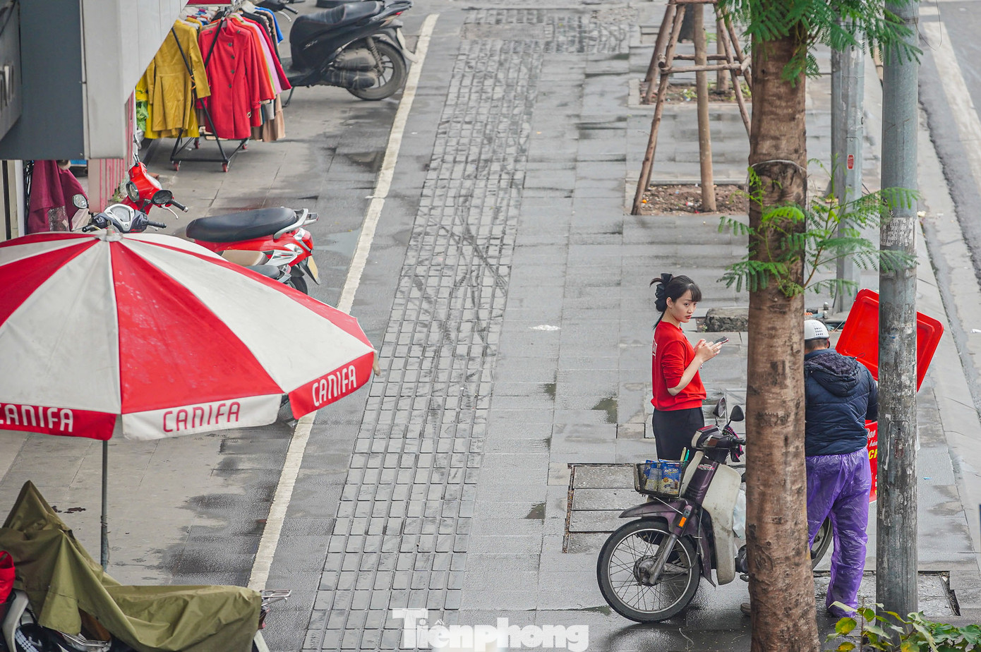 Theo tiêu chí thành phố đặt ra, những tuyến phố đủ điều kiện cho phép kinh doanh phải có hè phố chiều rộng tối thiểu 3m (trừ trường hợp đặc biệt trong khu vực phố cổ); đảm bảo chỗ đỗ xe cho khách tại chỗ hoặc trong phạm vi cho phép; kinh doanh đảm bảo yếu tố an toàn, văn minh; đảm bảo an ninh trật tự, an toàn phòng chống cháy nổ và vệ sinh môi trường theo quy định của pháp luật.