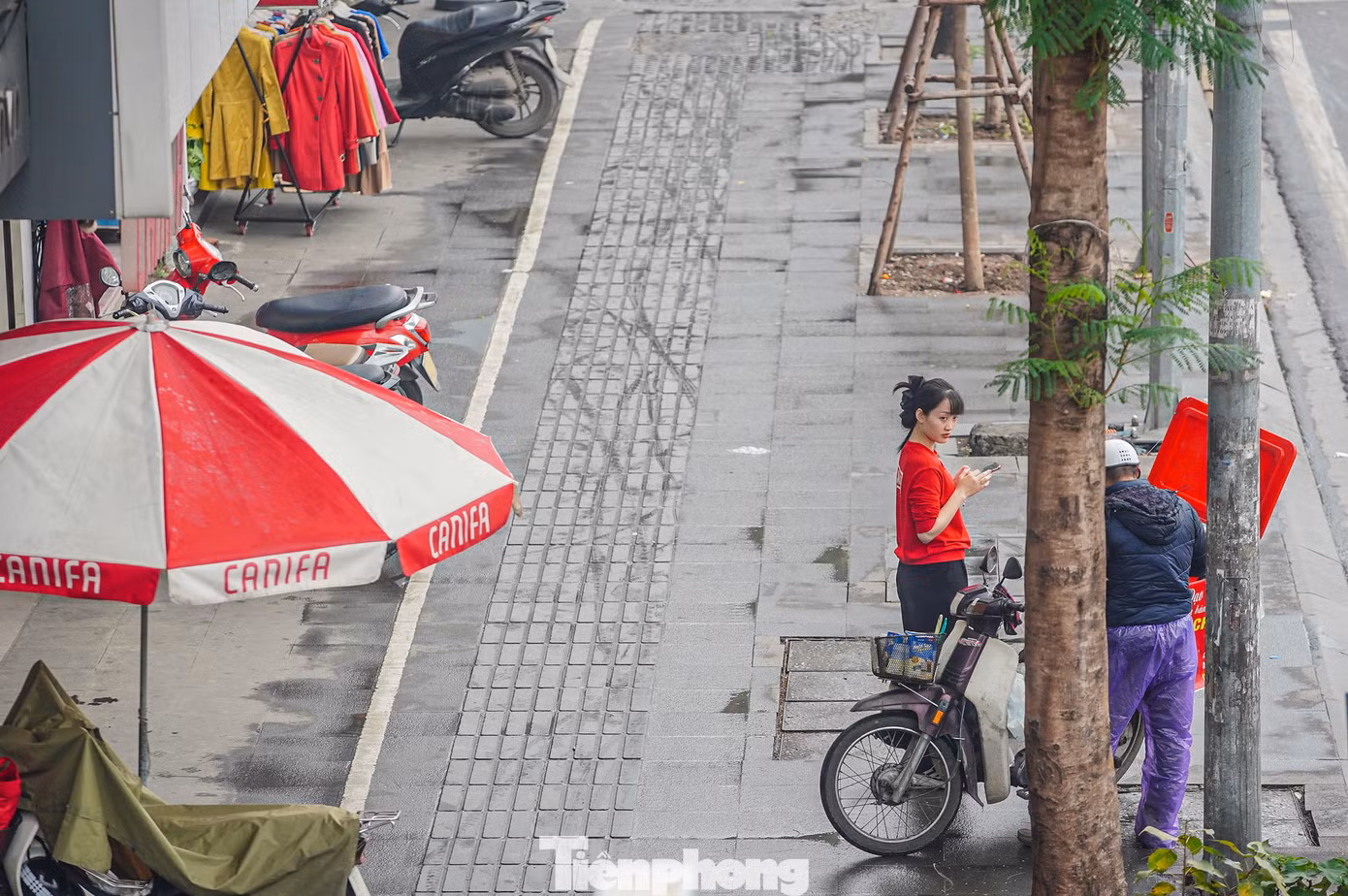 Theo tiêu chí thành phố đặt ra, những tuyến phố đủ điều kiện cho phép kinh doanh phải có hè phố chiều rộng tối thiểu 3m (trừ trường hợp đặc biệt trong khu vực phố cổ); đảm bảo chỗ đỗ xe cho khách tại chỗ hoặc trong phạm vi cho phép; kinh doanh đảm bảo yếu tố an toàn, văn minh; đảm bảo an ninh trật tự, an toàn phòng chống cháy nổ và vệ sinh môi trường theo quy định của pháp luật.