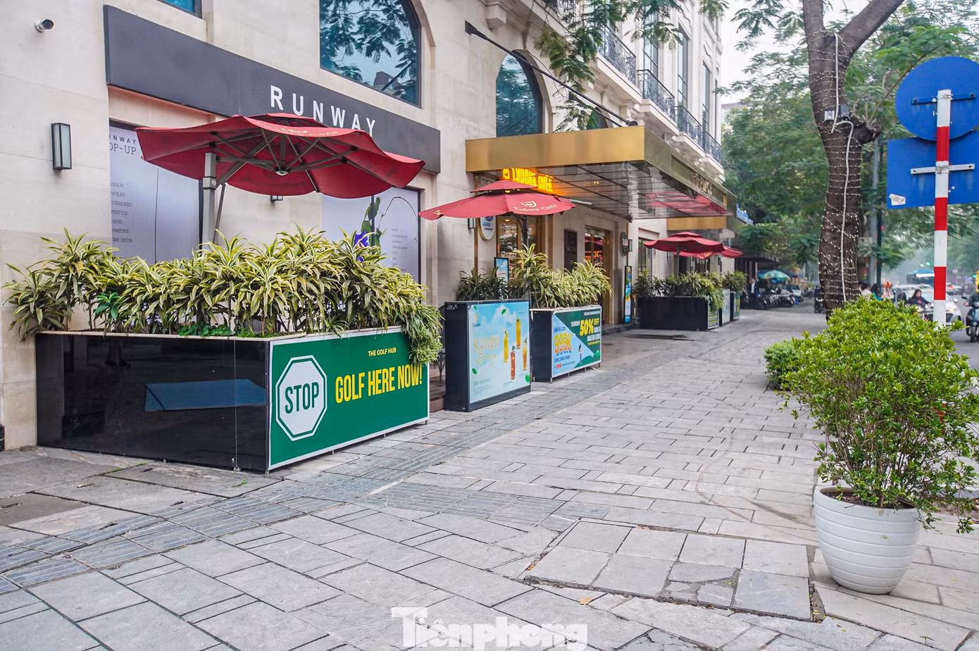 Hiện trạng khu vực vỉa hè tại địa chỉ 30 Lý Thường Kiệt.