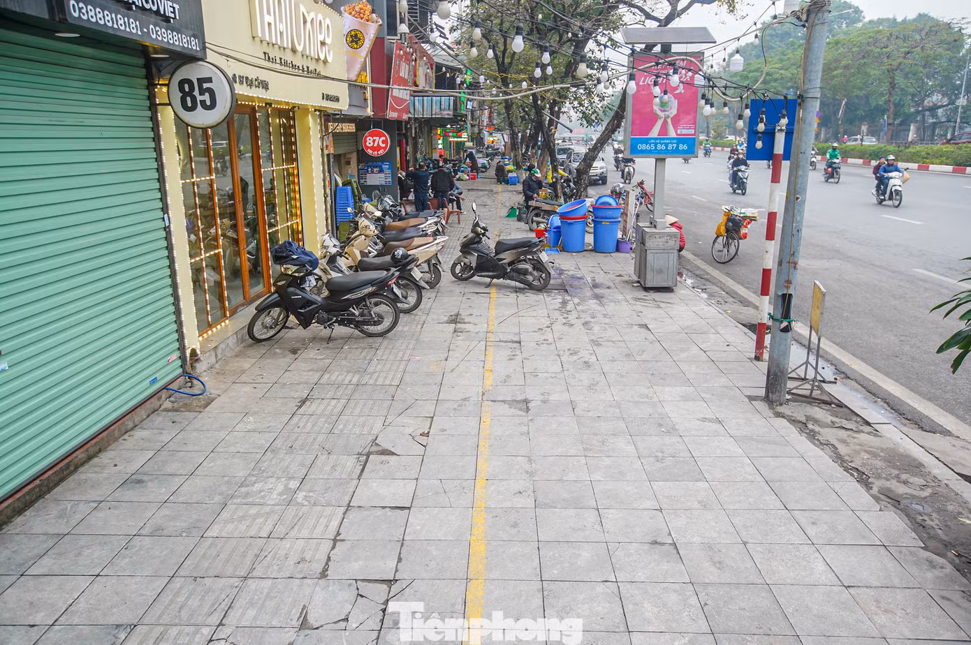 Mới đây, Uỷ ban MTTQ Việt Nam thành phố Hà Nội tổ chức Hội nghị phản biện xã hội đối với dự thảo đề án của UBND thành phố về quản lý, khai thác, sử dụng tạm thời một phần lòng đường, hè phố trên địa bàn thành phố Hà Nội. Theo báo cáo, căn cứ đặc điểm của các tuyến phố theo nội dung khảo sát, đánh giá hiện trạng, có 273 tuyến phố đủ điều kiện, tiêu chí để sử dụng tạm thời một phần hè phố để phát triển kinh doanh và trông giữ phương tiện giao thông. Đề án cũng đề xuất 9 mô hình sử dụng, phù hợp với từng loại hình tuyến phố.