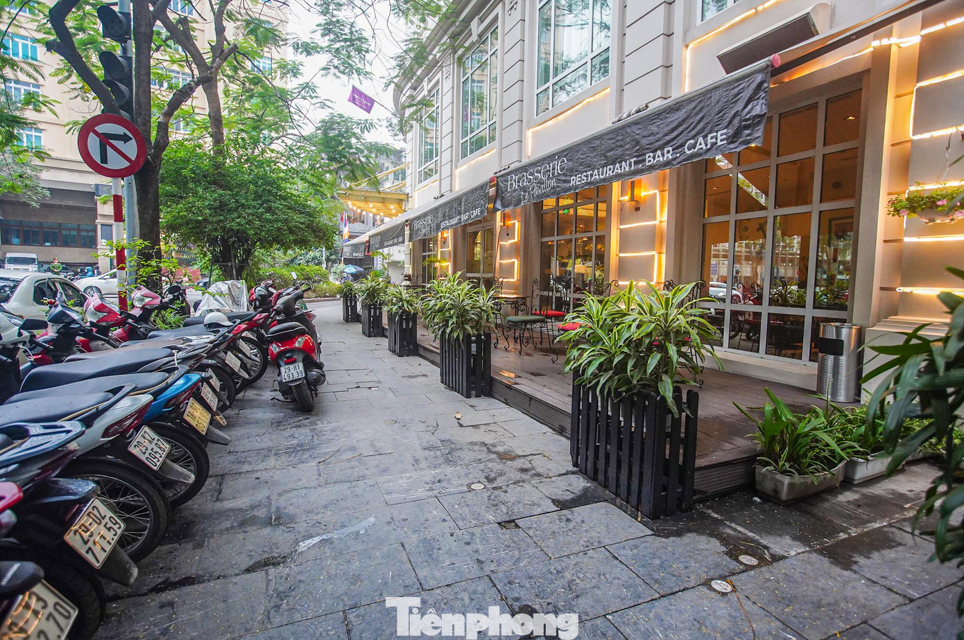 Khu vực vỉa hè tại 94 Lý Thường Kiệt được cho thuê kinh doanh cà phê, giải khát, đồ ăn nhanh.