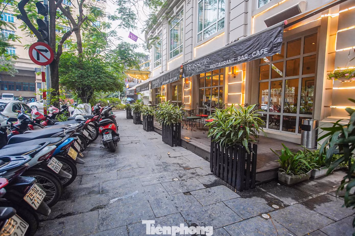 Khu vực vỉa hè tại 94 Lý Thường Kiệt được cho thuê kinh doanh cà phê, giải khát, đồ ăn nhanh.