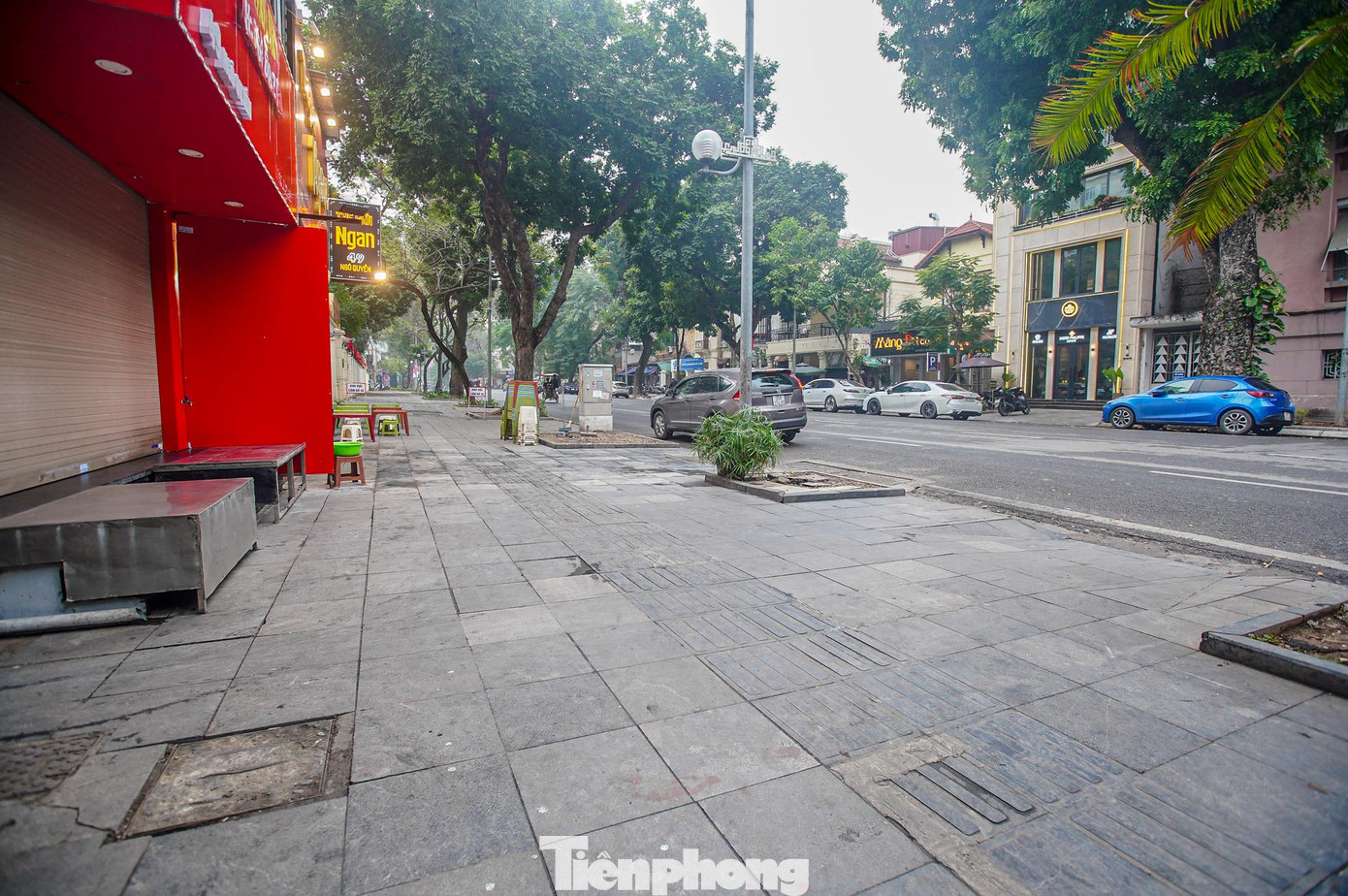 Vỉa hè thông thoáng trên phố Ngô Quyền.