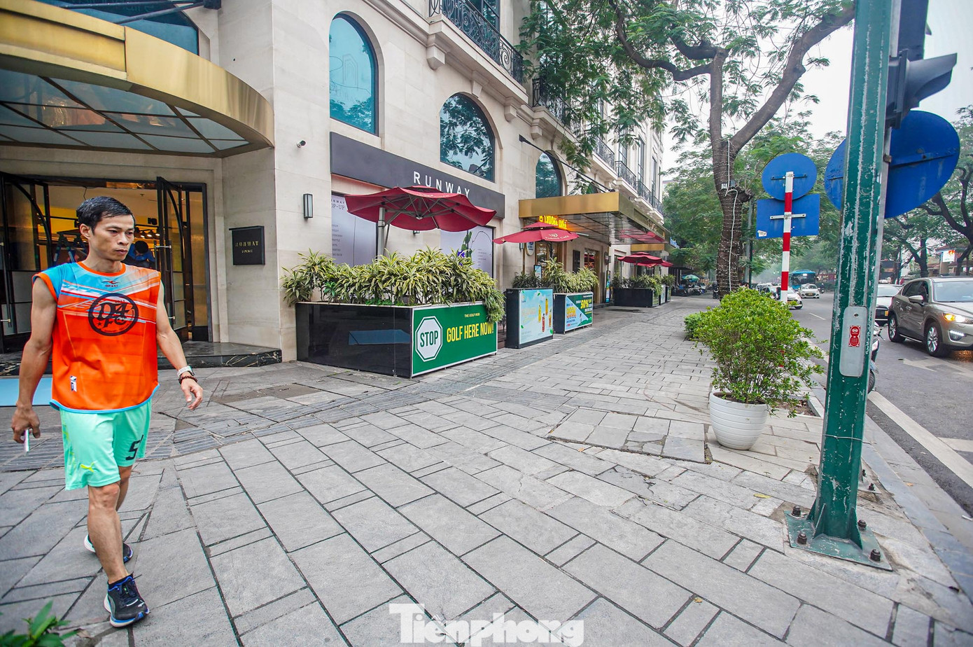 Trước đó, năm 2021, Hà Nội thí điểm cho thuê vỉa hè với giá 45.000 đồng/m2/tháng, ở các địa điểm: 30, 94 Lý Thường Kiệt, 11 Lê Phụng Hiểu và 15 Ngô Quyền.