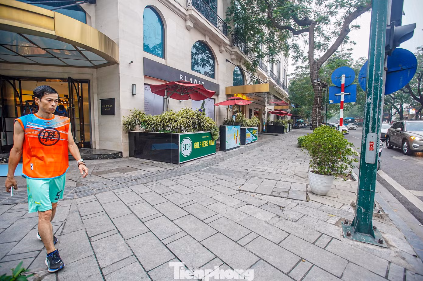 Trước đó, năm 2021, Hà Nội thí điểm cho thuê vỉa hè với giá 45.000 đồng/m2/tháng, ở các địa điểm: 30, 94 Lý Thường Kiệt, 11 Lê Phụng Hiểu và 15 Ngô Quyền.