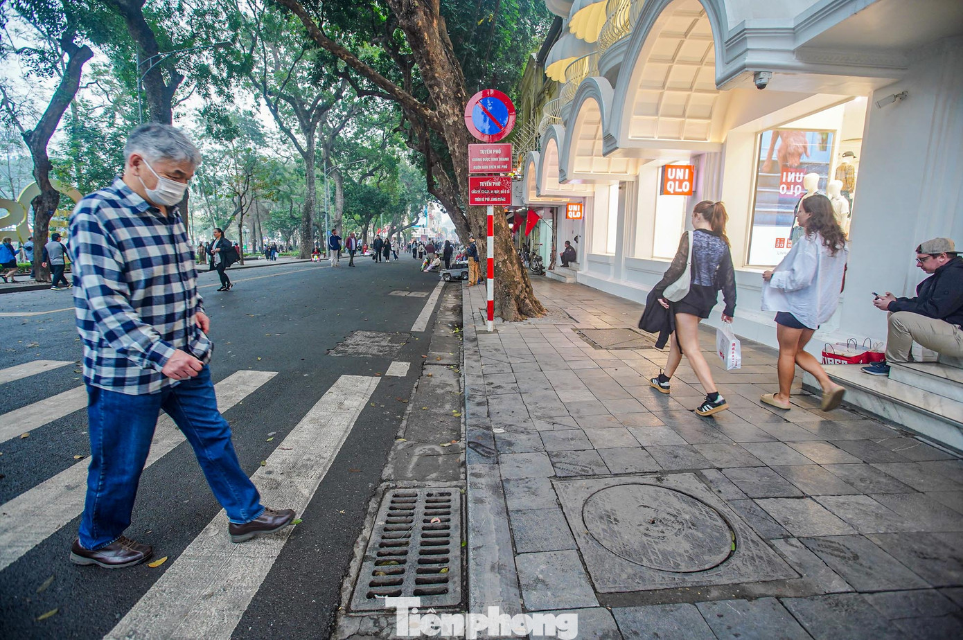 Vỉa hè phố Hàng Khay (quận Hoàn Kiếm) rộng khoảng 3m, có vị trí ngay khu vực hồ Hoàn Kiếm, nằm trong danh sách tuyến phố đủ điều kiện, tiêu chí để sử dụng tạm thời một phần hè phố để phát triển kinh doanh và trông giữ phương tiện giao thông.