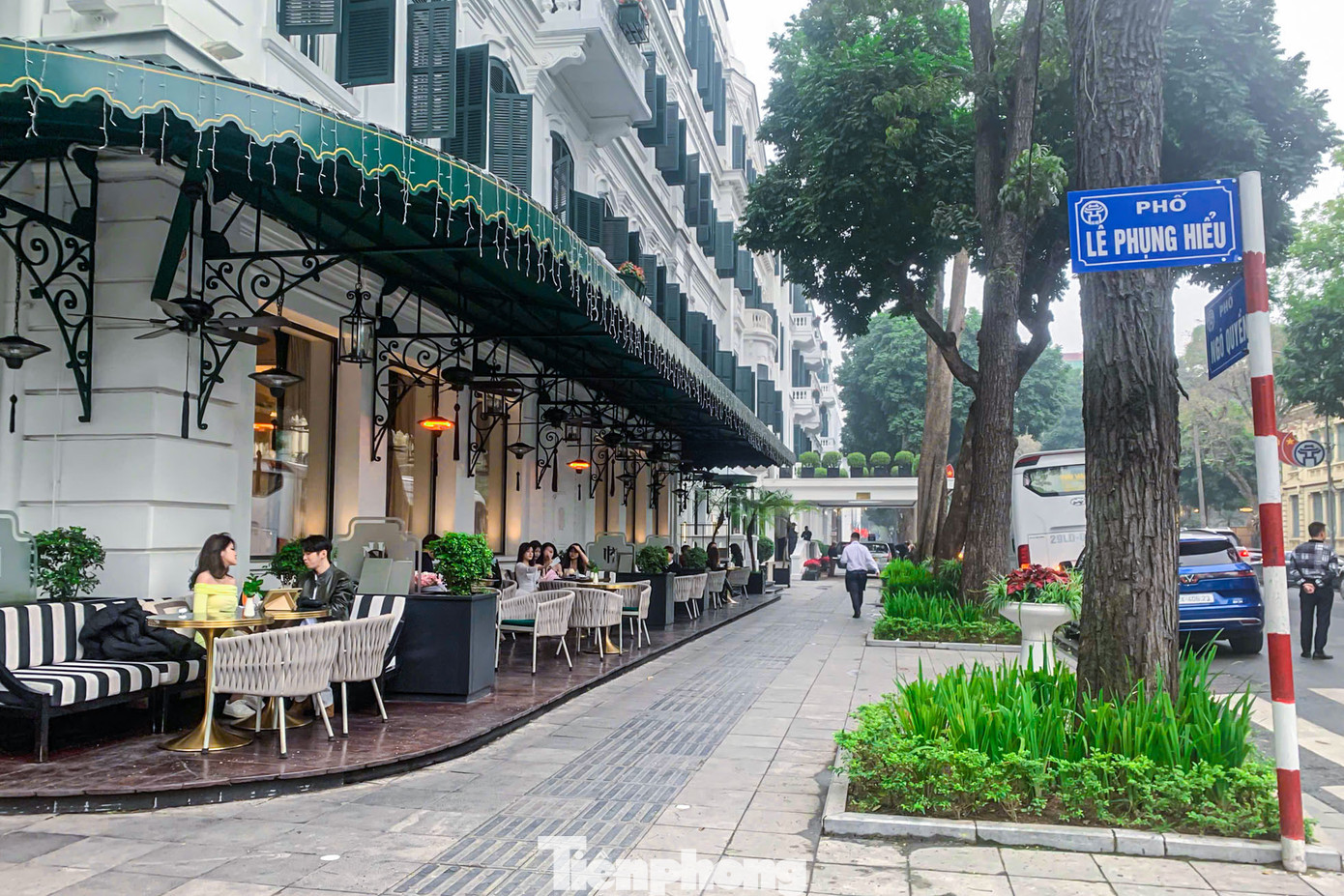 Khu vực cà phê vỉa hè số 15 Ngô Quyền nằm sát khách sạn là điểm check - in không thể bỏ qua của nhiều du khách. &quot;Thay vì ngồi trong nhà thì ngồi vỉa hè bên ngoài, uống nước, ngắm phố phường với bạn bè rất là thư giãn. Khu vực cũng thu hút rất nhiều khách tây đến thưởng thức&quot;, chị Hồng Anh (Hai Bà Trưng, Hà Nội) chia sẻ.