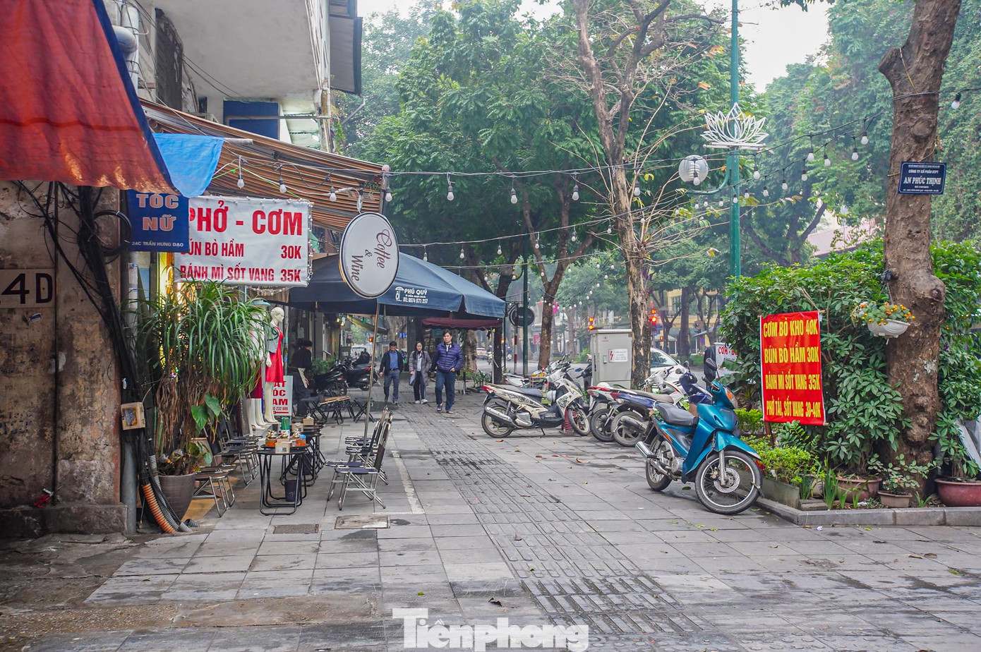 Theo đó, quận Hoàn Kiếm sẽ phân các tuyến phố ra các nhóm như phục vụ du lịch, tuyến phố đi bộ; nhóm tuyến phố kinh doanh có kiểm soát; nhóm phục vụ trông giữ xe. Với các vỉa hè quanh các trụ sở, cơ quan, trường học, sẽ không thực hiện đề án. Khi thí điểm, quận sẽ xác định diện tích sử dụng cho từng tuyến phố, triển khai giám sát định kỳ và lấy ý kiến người dân.