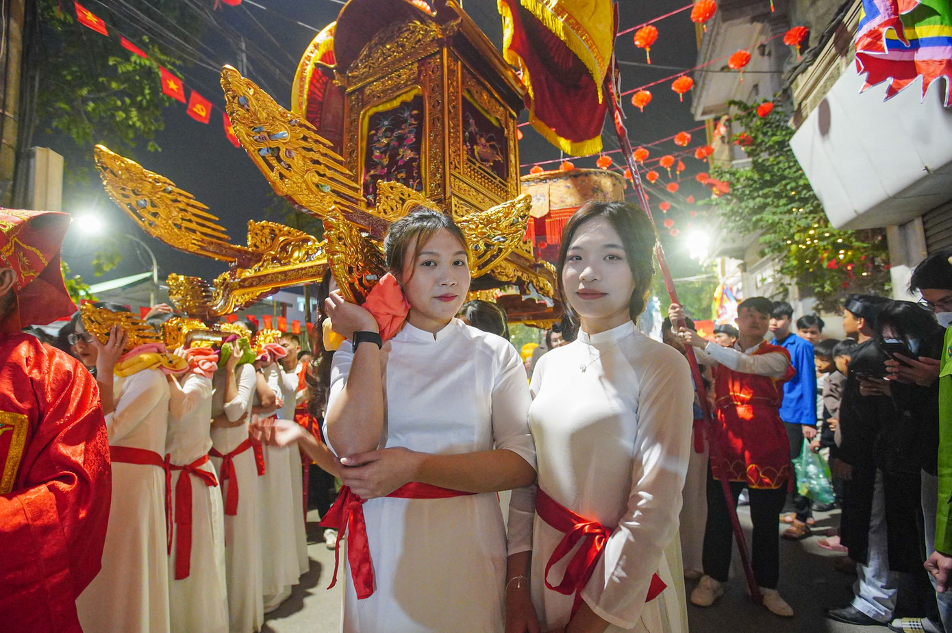 "Do 5 năm mới tổ chức đám rước một lần nên em cảm thấy rất vinh dự khi được tham gia vào đội rước kiệu. Mặc dù hơi mệt nhưng đây là kỉ niệm đáng nhớ của em", một thiếu nữ thôn An Hạ chia sẻ.