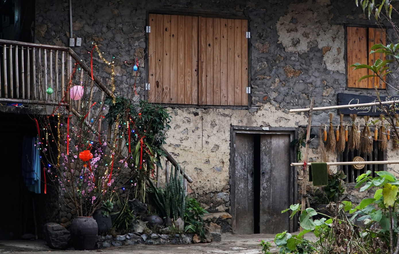 Một số căn hộ khác xây kín cả hai tầng bằng đá, xung quanh nhà có nhiều ô cửa và cửa sổ lớn.