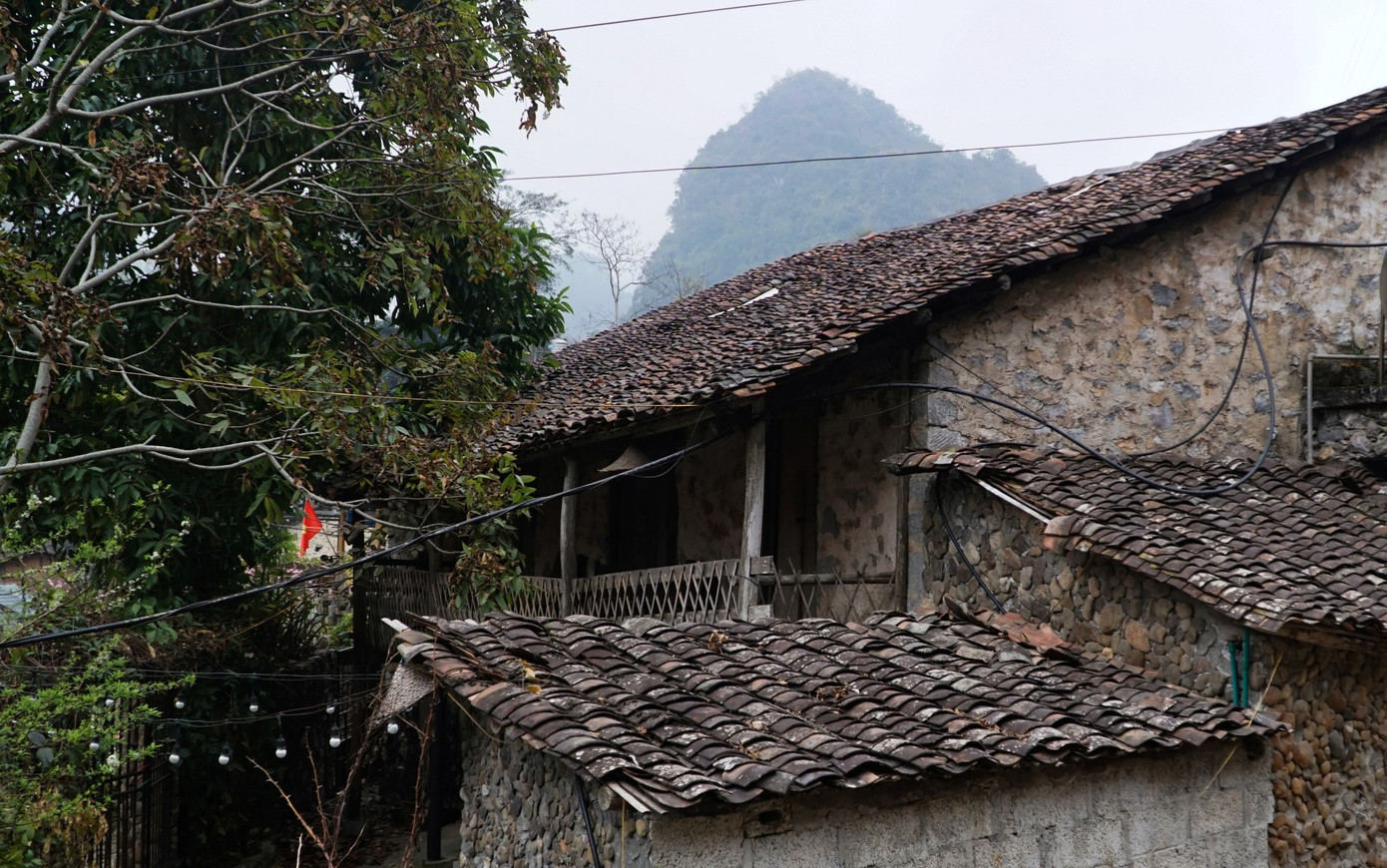 Làng Khuổi Ky mang vẻ đẹp độc đáo và lạ mắt bởi các ngôi nhà được xây dựng bằng đá, mái lợp ngói âm dương. Trong tâm thức người Tày, núi đá là đại diện của thần linh, bởi vậy mà ngôi nhà làm từ đá sẽ mang sức mạnh chở che, bảo vệ dân làng.