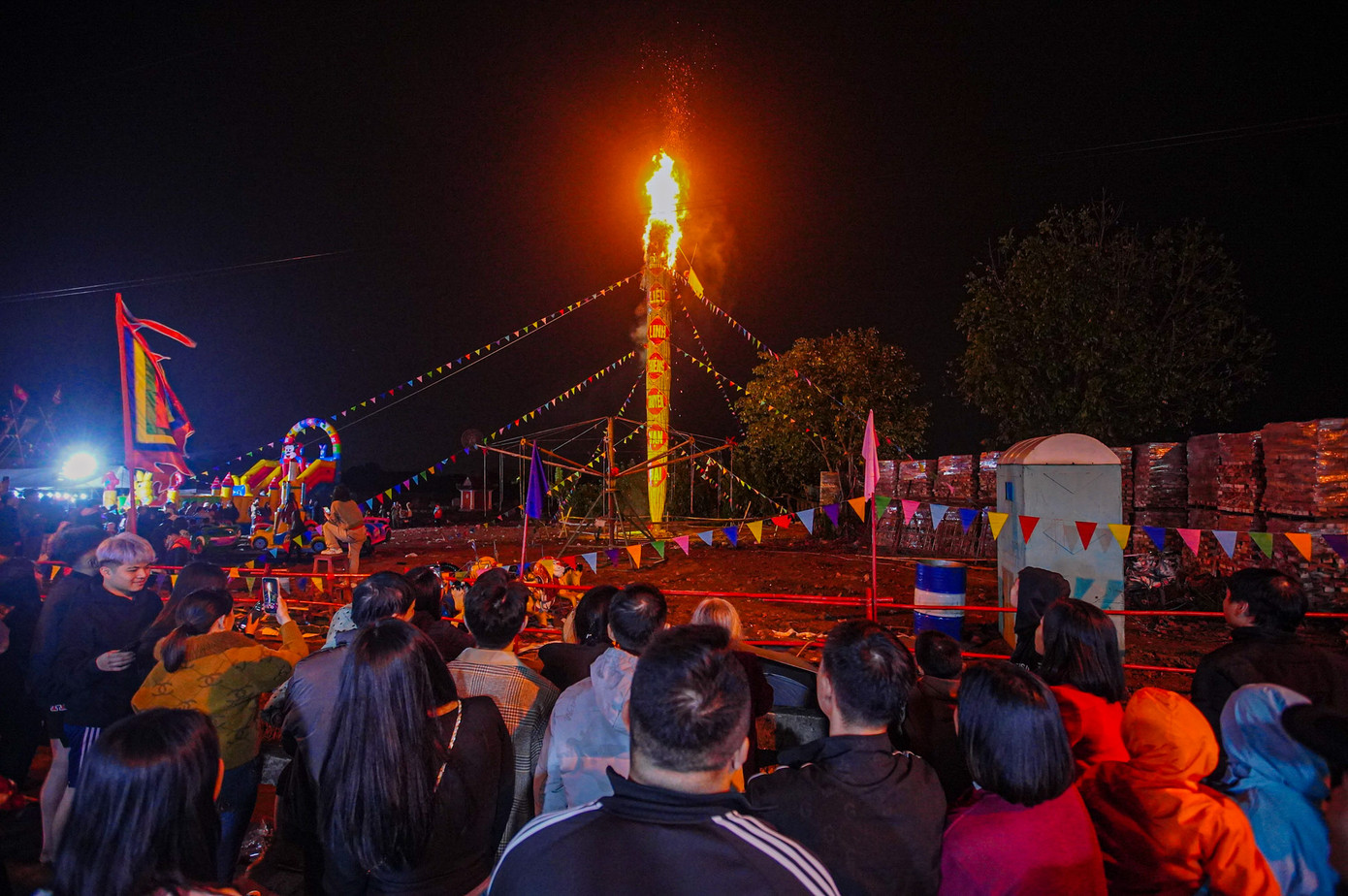 "Tôi chỉ nghe câu chuyện đốt cây đình liệu qua lời kể của ông bà, nay mới được chứng kiến trực tiếp ngay tại làng mình. Tôi cảm thấy vinh dự và xúc động khi ngọn lửa cháy lên", anh Ngô Quang (Tân Hội, Đan Phượng) chia sẻ.