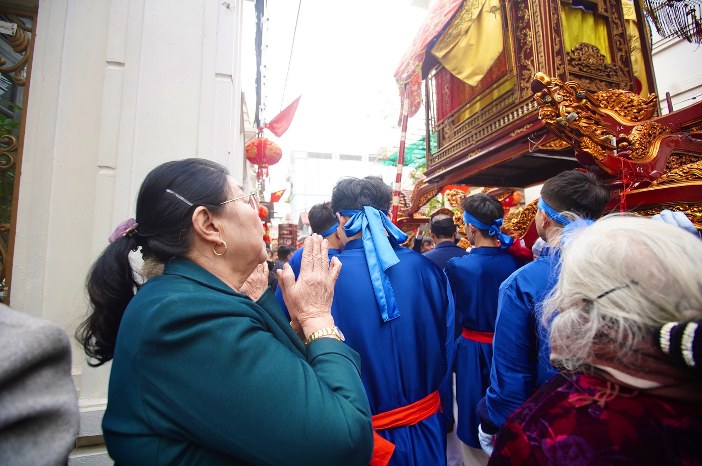 Khi kiệu Thánh đi qua người dân chiêm bái, cầu mong điều may mắn cho gia đình, làng xóm...